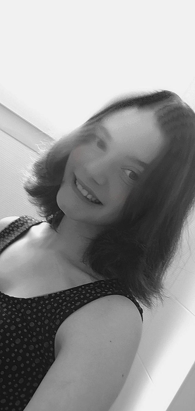 Melyssa participe au concours pour gagner de l'argent avec cette photo : arm, chin, eye, eyebrow, face, flash_photography, hair, hairstyle, head, jaw, joint, joy, lip, mouth, muscle, nose, organ, person, shoulder, skin