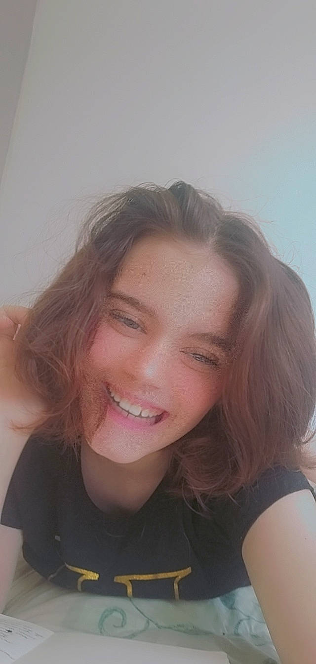 Melyssa a rejoint le concours — aidez-le/la à gagner de superbes lots ! cheek, chin, eyebrow, eyelash, face, flash_photography, forehead, gesture, happy, iris, jaw, joy, layered_hair, lip, mouth, neck, nose, person, shoulder, skin