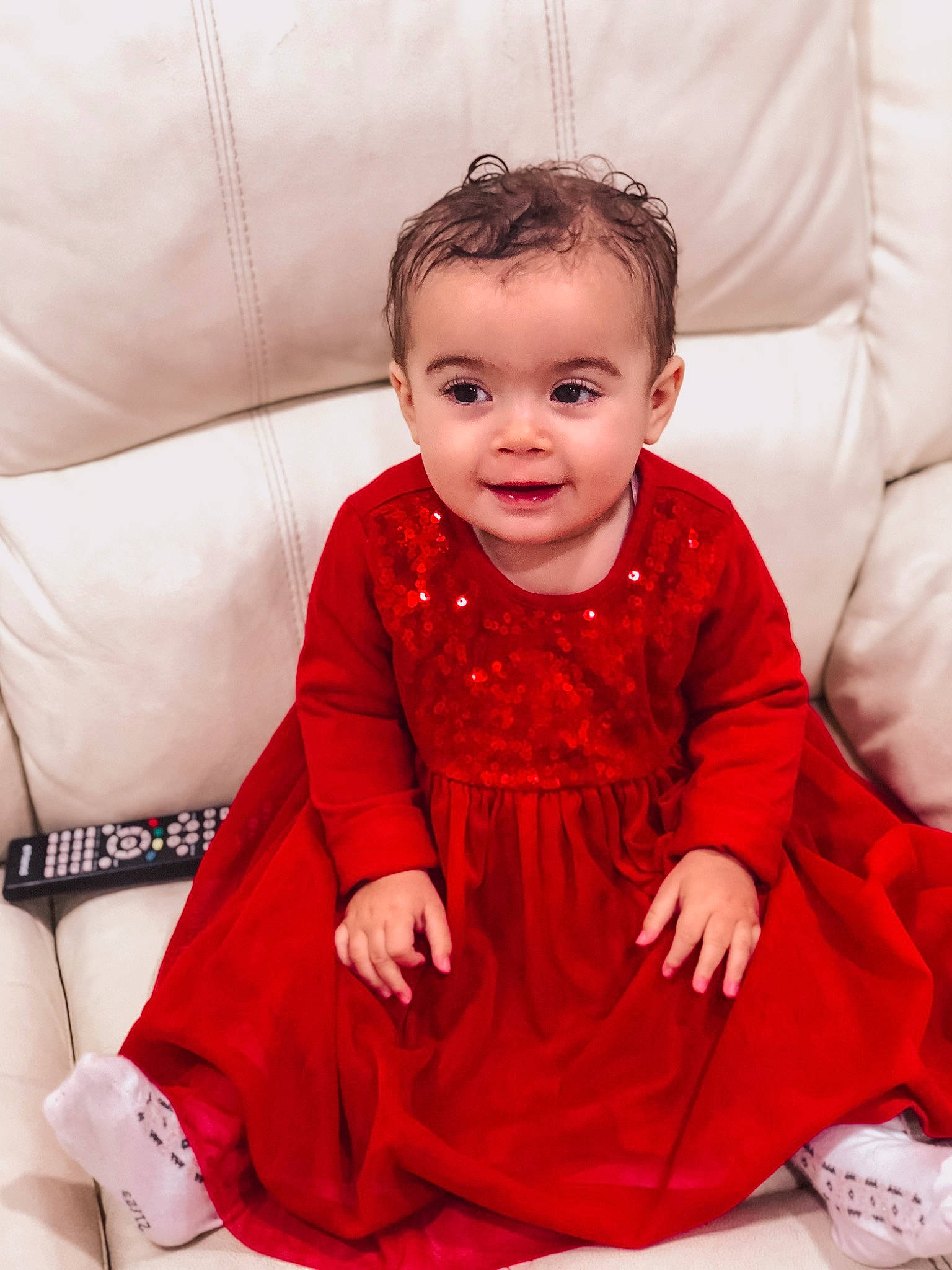 Aliya participe au concours pour gagner de l'argent avec cette photo : baby, child, child_model, dress, face, head, leg, outerwear, person, photography, red, sitting, skin, sleeve, smile, toddler