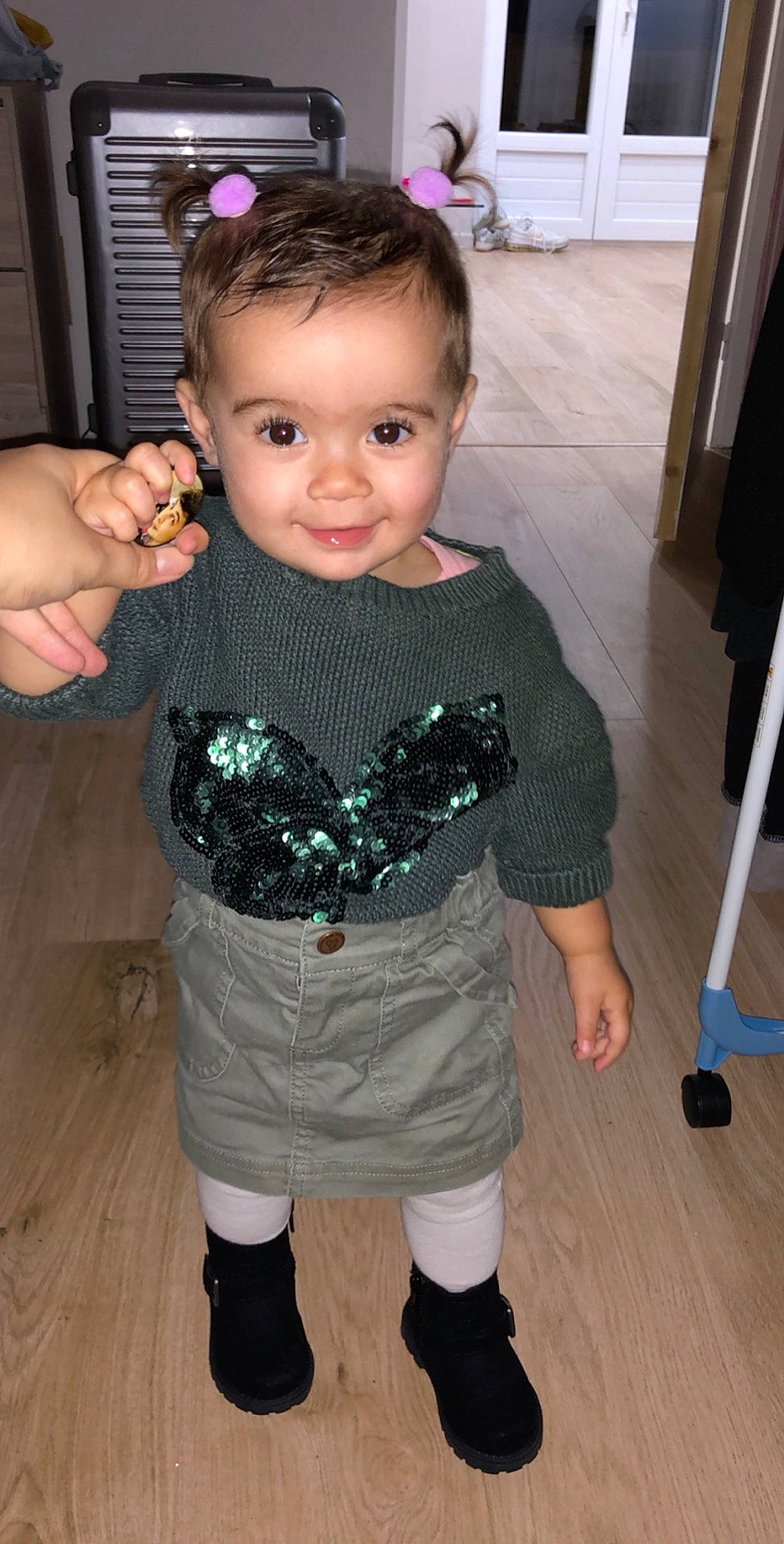 Aliya a rejoint le concours — aidez-le/la à gagner de superbes lots ! arm, child, costume, leg, outerwear, person, shoe, sleeve, standing, t_shirt, toddler