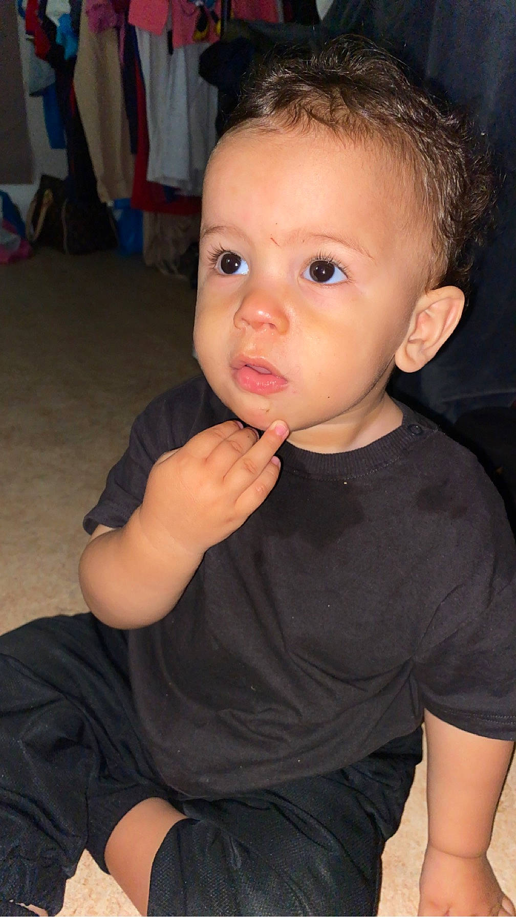 Yslem a rejoint le concours — aidez-le/la à gagner de superbes lots ! cheek, ear, elbow, eyebrow, eyelash, face, flash_photography, forehead, gesture, happy, head, iris, jaw, lip, mouth, neck, nose, person, skin, sleeve