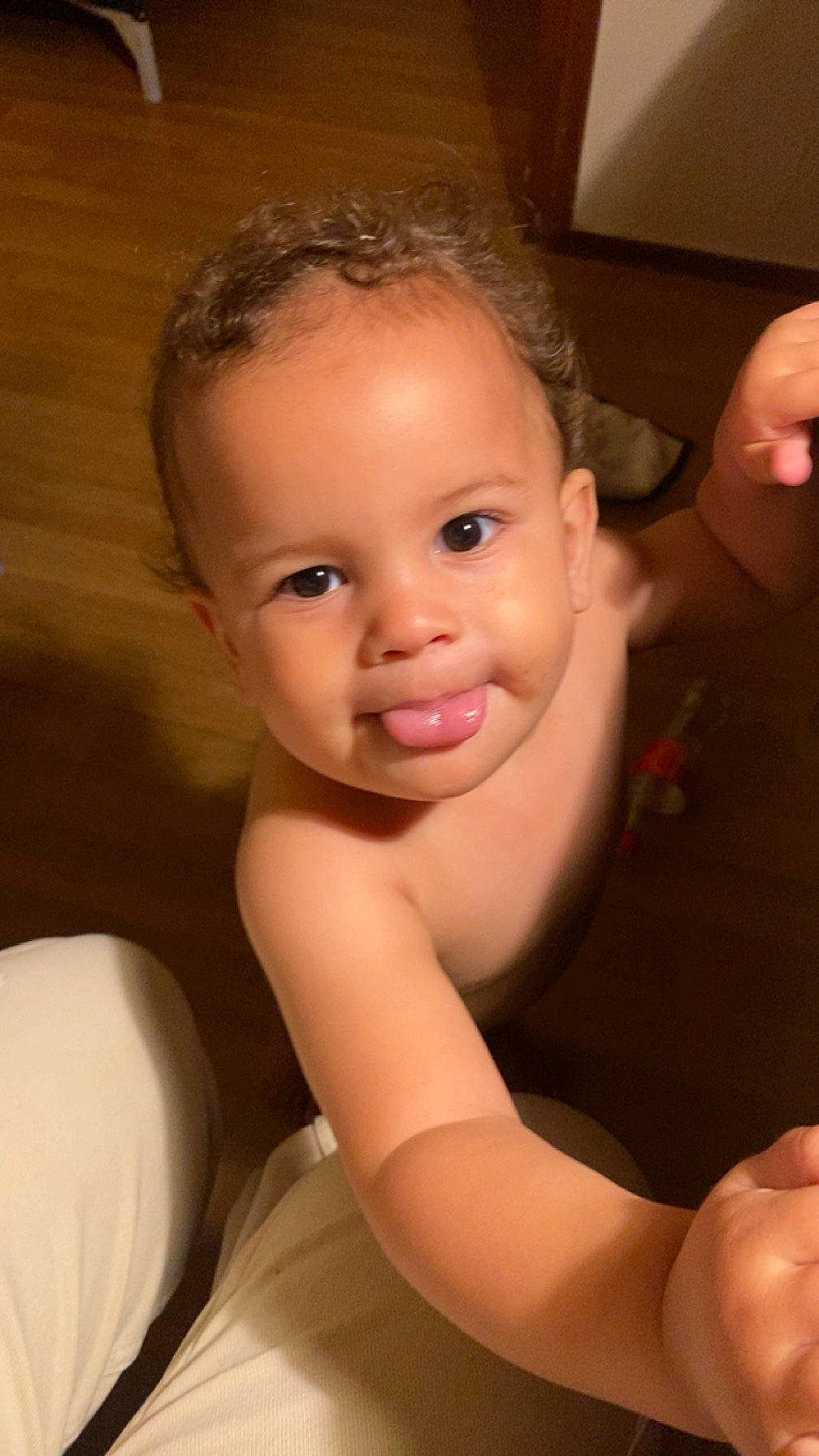 Yslem a rejoint le concours — aidez-le/la à gagner de superbes lots ! cheek, chin, ear, eyebrow, eyelash, finger, flash_photography, forehead, gesture, hand, head, iris, joint, lip, mouth, neck, nose, person, shoulder, skin