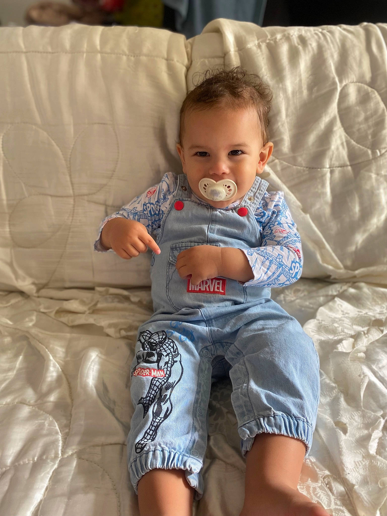 Yslem a rejoint le concours — aidez-le/la à gagner de superbes lots ! abdomen, baby, baby_toddler_clothing, barefoot, blond, child, comfort, couch, eye, happy, head, human_leg, knee, lap, leg, person, sitting, smile, textile, thigh