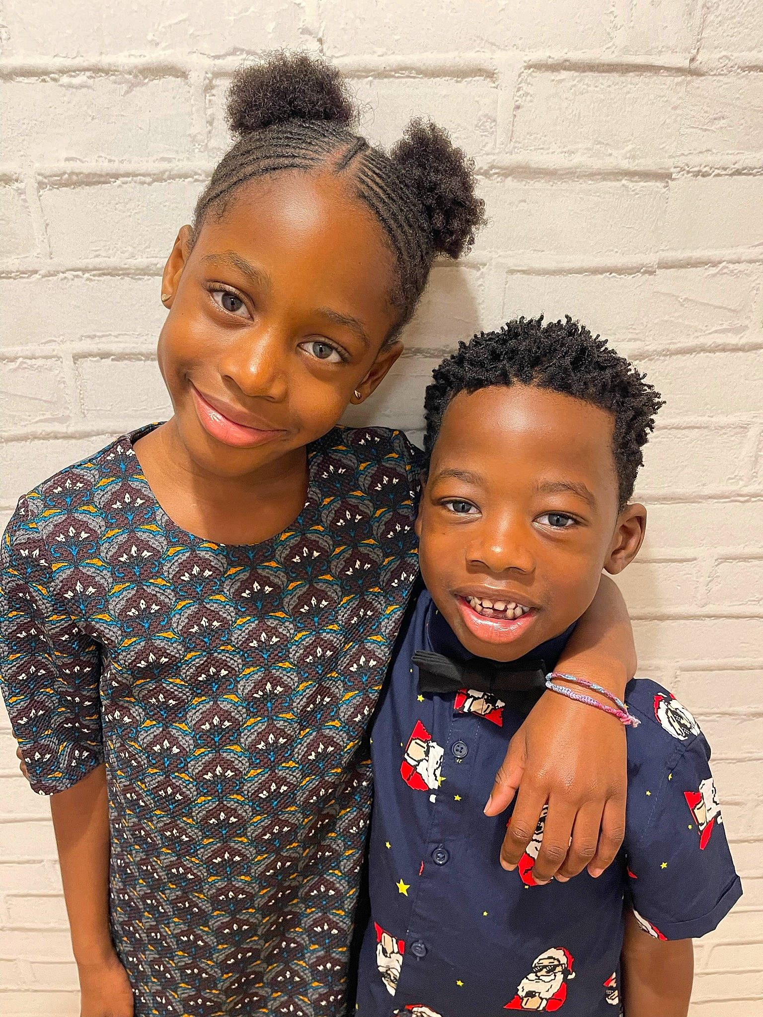 Mya participe au concours pour gagner de l'argent avec cette photo : black, black_hair, cheek, chin, eyebrow, face, facial_expression, fashion, flash_photography, forehead, gesture, hair, hairstyle, happy, head, human, joy, person, skin, sleeve