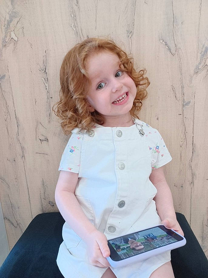 Lyna participe au concours pour gagner de l'argent avec cette photo : baby_toddler_clothing, blond, child, day_dress, electric_blue, fashion_design, happy, iris, joint, joy, neck, pattern, person, pink, skin, sleeve, smile, standing, t_shirt, textile