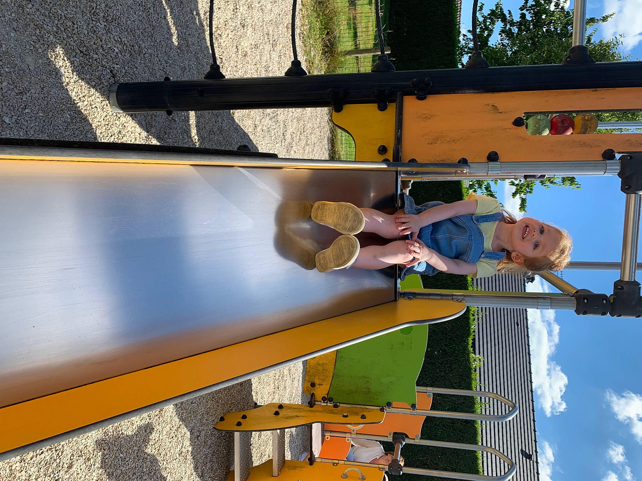 Lyna a rejoint le concours — aidez-le/la à gagner de superbes lots ! boats_and_boating_equipment_and_supplies, cloud, fun, hat, joy, leisure, line, metal, person, recreation, shade, sky, t_shirt, tints_and_shades, transport, travel, vehicle_door, wood