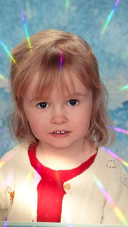 Elya participe au concours pour gagner de l'argent avec cette photo : baby_toddler_clothing, bangs, beauty, blond, brown_hair, cheek, child, electric_blue, eyelash, fashion_accessory, fun, hair, hairstyle, happy, head, iris, jewellery, person, pink, skin