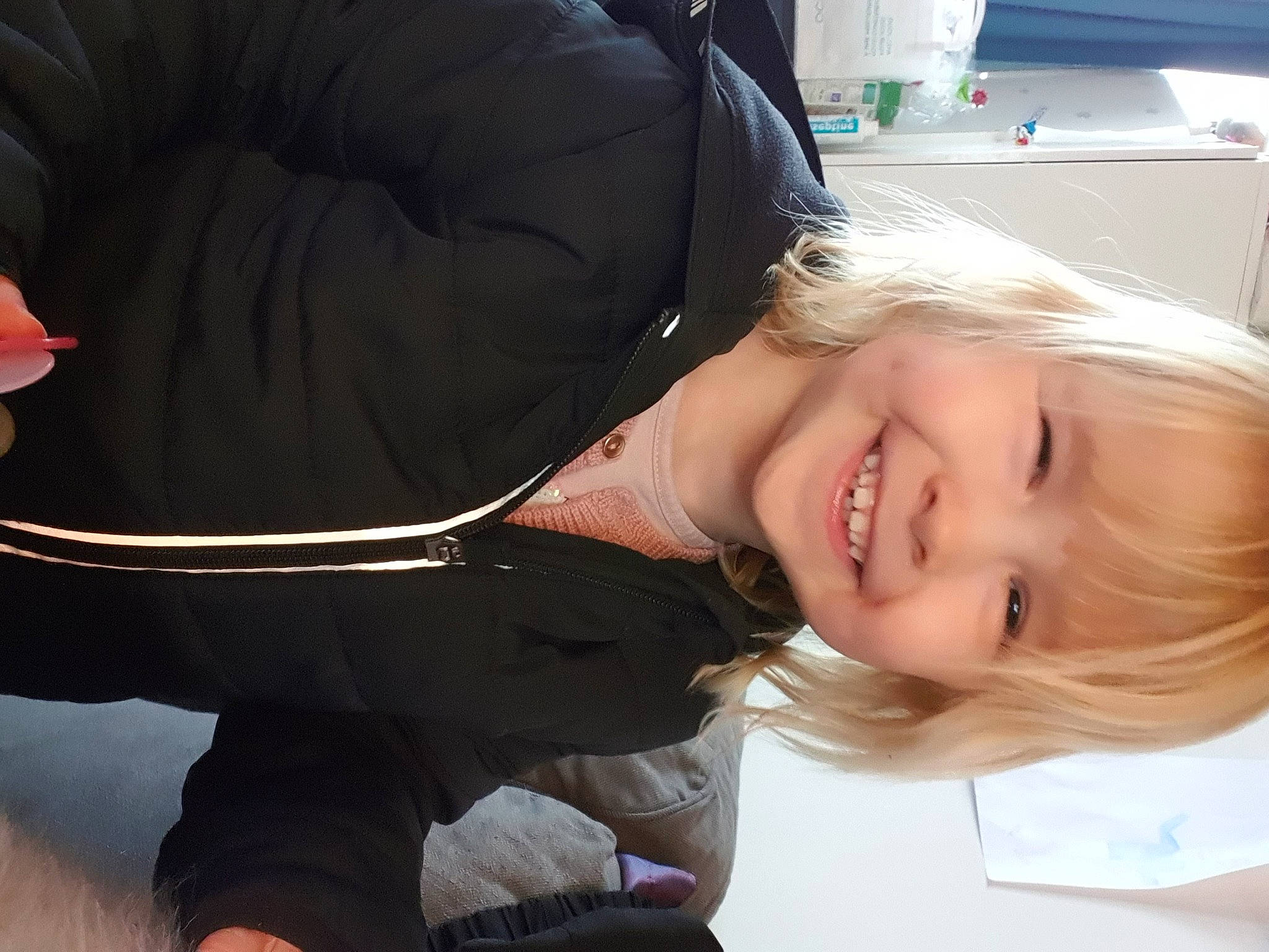 Elya participe au concours pour gagner de l'argent avec cette photo : child, comfort, elbow, eyewear, fun, gesture, happy, joy, lap, person, sitting, sleeve, smile, toddler, tree