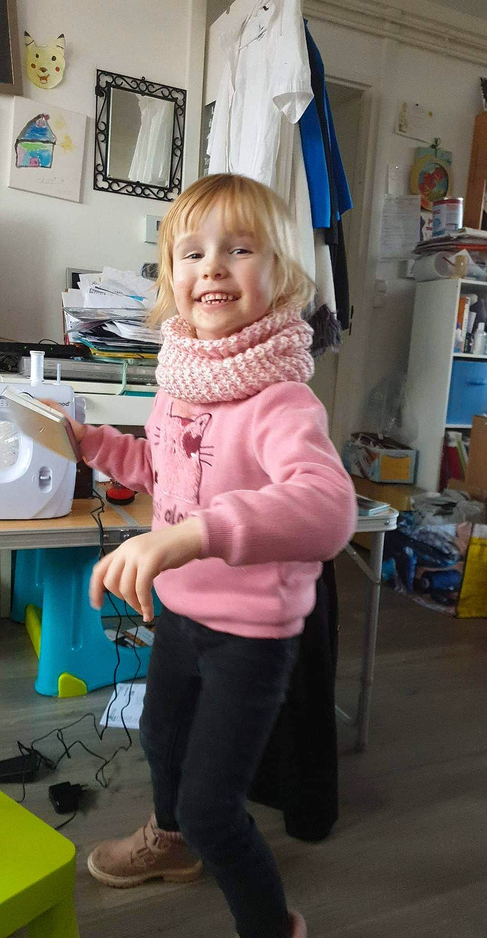 Elya participe au concours pour gagner de l'argent avec cette photo : blond, child, computer_keyboard, drawer, face, flooring, fun, home_appliance, joy, kitchen_appliance, peripheral, person, picture_frame, room, shelf, shelving, sitting, sleeve, smile, t_shirt