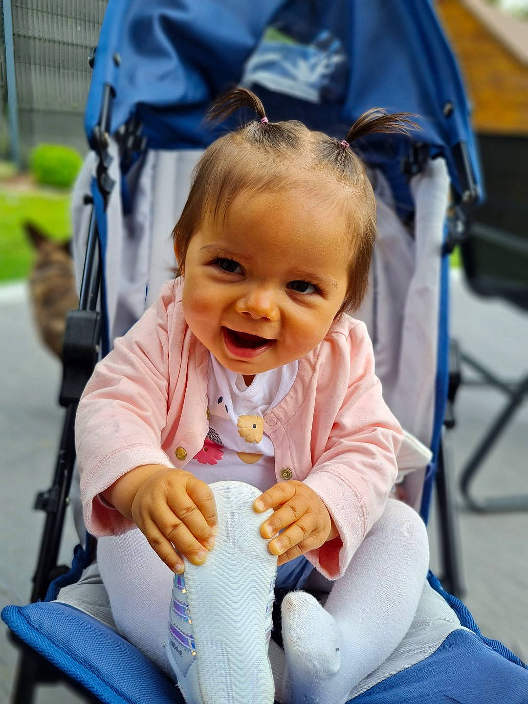 Louna participe au concours pour gagner de l'argent avec cette photo : baby, baby_carriage, baby_products, baby_toddler_clothing, blue, cheek, child, fun, gesture, grass, hairstyle, happy, leisure, lip, person, product, recreation, skin, smile, toddler