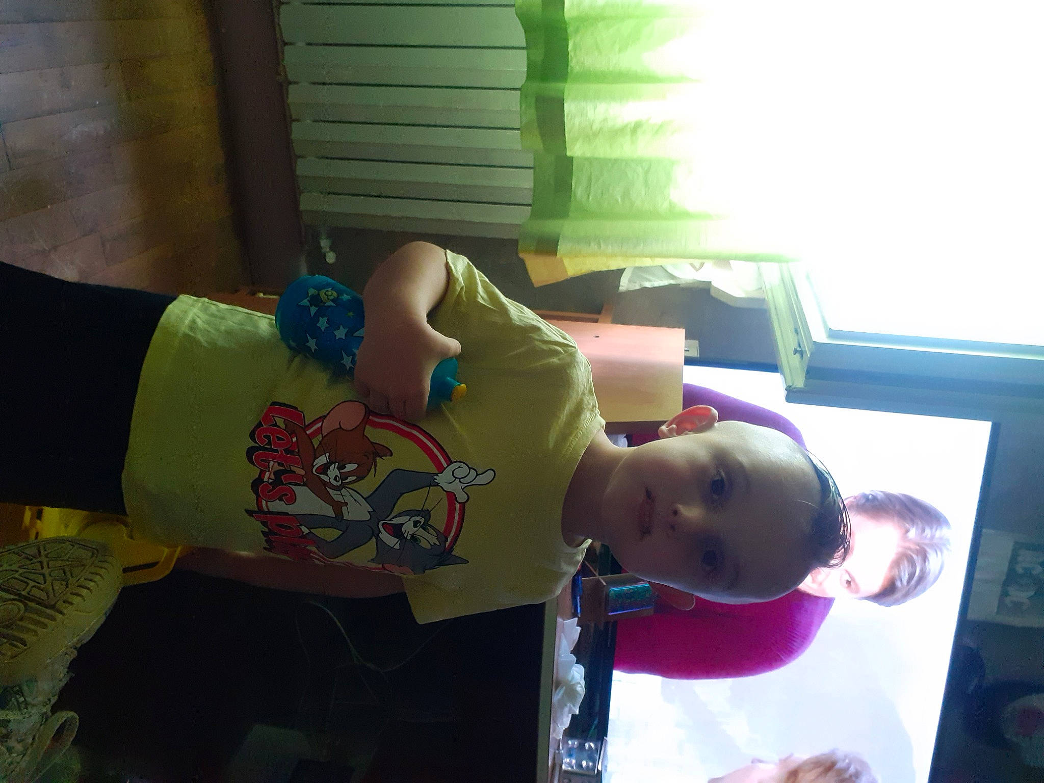 Aïden a rejoint le concours — aidez-le/la à gagner de superbes lots ! abdomen, elbow, fun, gesture, happy, human_leg, knee, leisure, magenta, person, room, sleeve, t_shirt, thigh, thumb, top, trunk, window_blind, window_covering, window_treatment