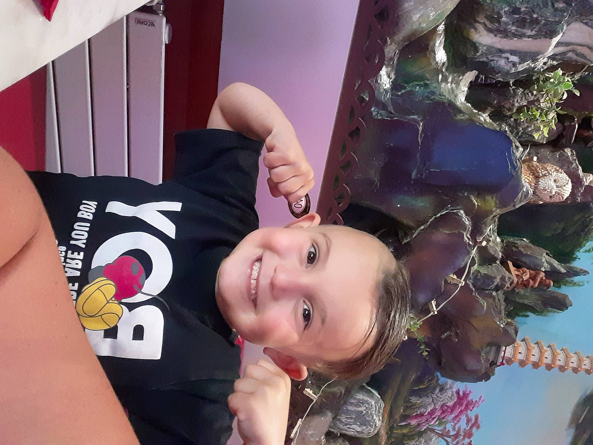 Aïden a rejoint le concours — aidez-le/la à gagner de superbes lots ! beauty, cheek, event, eyelash, fashion_accessory, finger, gesture, hand, happy, joy, leisure, magenta, nail, neck, person, photograph, pink, purple, smile, snapshot