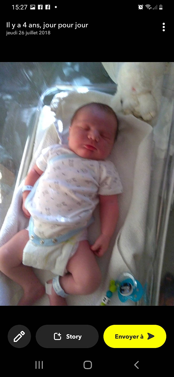 Aïden participe au concours pour gagner de l'argent avec cette photo : baby, baby_products, baby_safety, baby_sleeping, baby_toddler_clothing, bed, bedding, cheek, child, comfort, cradle, infant_bed, linens, person, pink, product, room, skin, sleeve, thumb