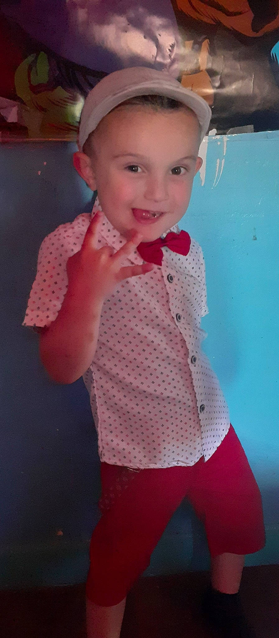 Aïden a rejoint le concours — aidez-le/la à gagner de superbes lots ! baby_toddler_clothing, cap, child, electric_blue, eye, face, gesture, happy, joy, lip, magenta, neck, organ, person, pink, skin, sleeve, smile, standing, t_shirt