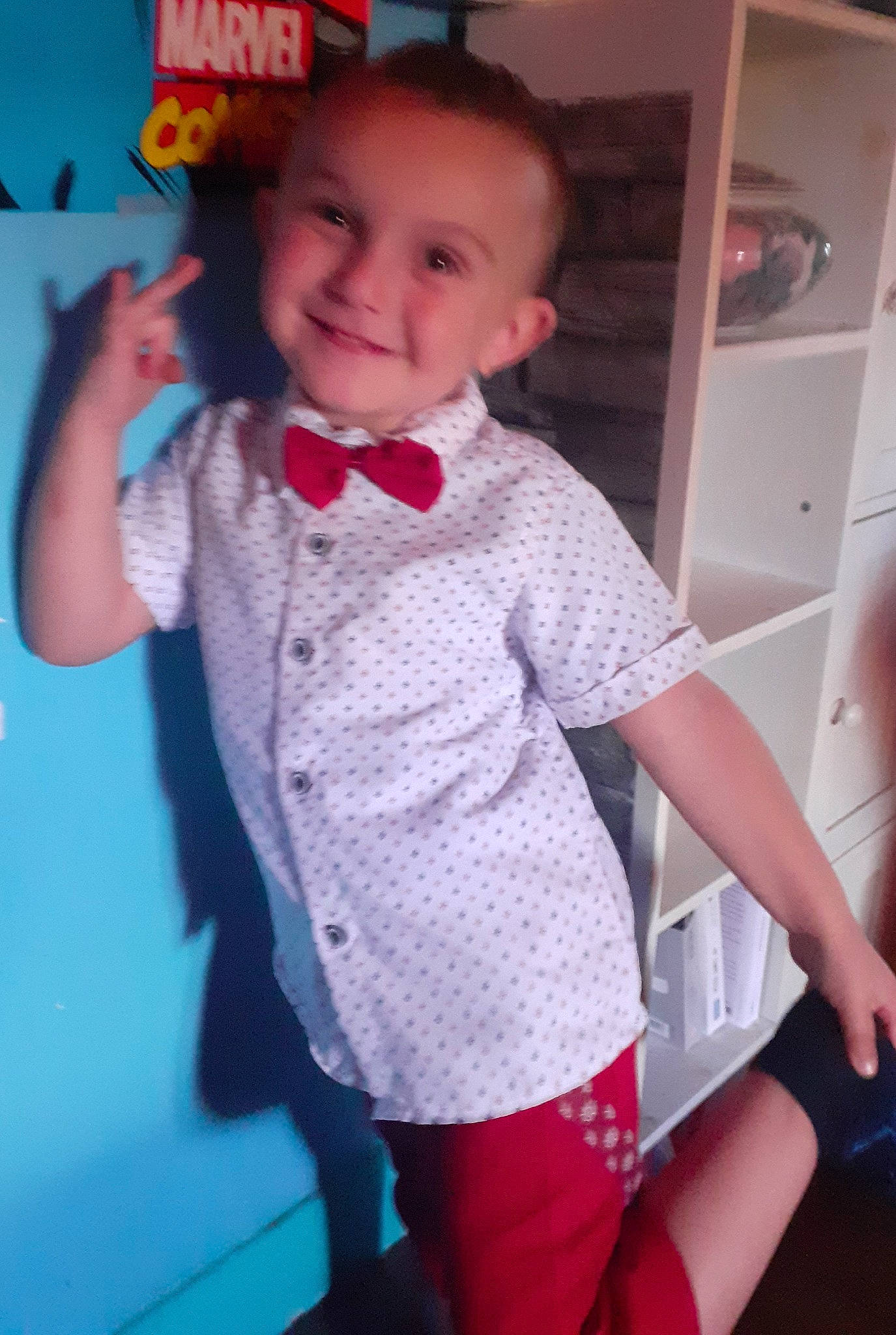 Aïden participe au concours pour gagner de l'argent avec cette photo : arm, baby_toddler_clothing, dress, eye, face, facial_expression, hair, hairstyle, head, human_body, joint, joy, leg, mouth, neck, organ, person, shoulder, skin, sleeve