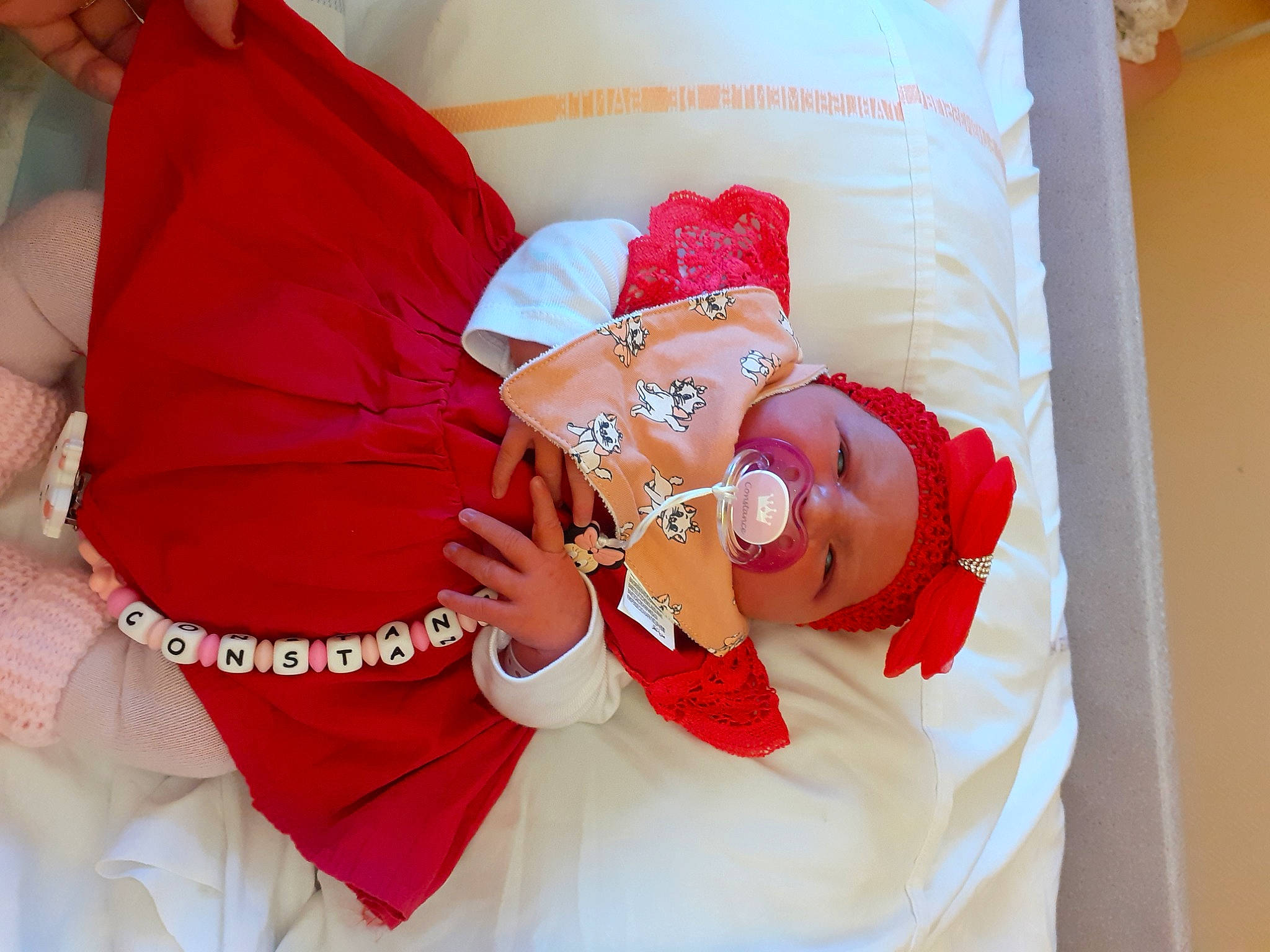 Constance participe au concours pour gagner de l'argent avec cette photo : baby, baby_toddler_clothing, carmine, child, comfort, event, fictional_character, glasses, happy, hat, headwear, human_body, linens, magenta, orange, pattern, peach, person, pink, santa_claus