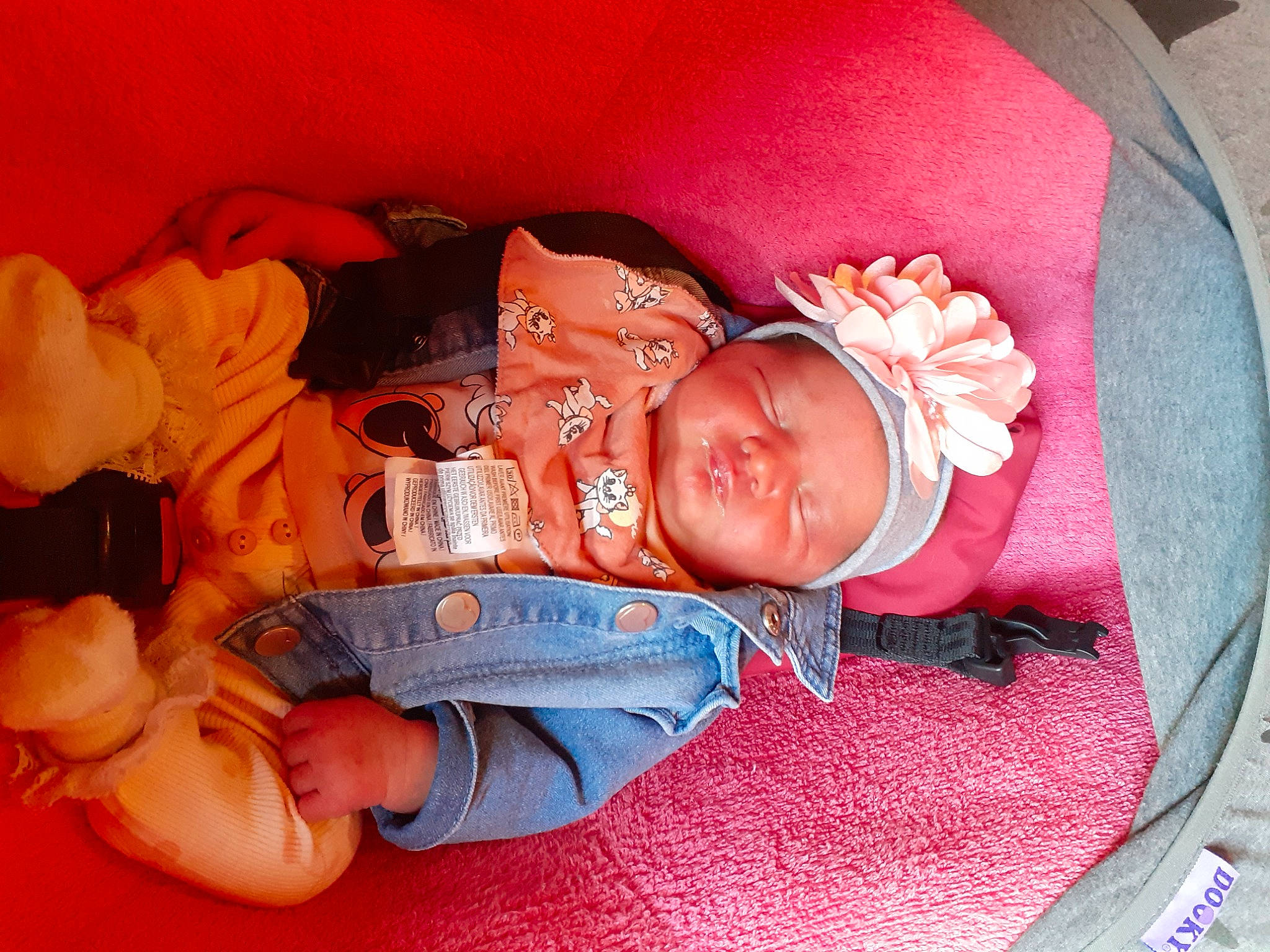 Constance a rejoint le concours — aidez-le/la à gagner de superbes lots ! baby, baby_carriage, baby_sleeping, baby_toddler_clothing, cheek, comfort, finger, headgear, headwear, human_body, mammal, mouth, nail, orange, people, person, pink, product, skin, textile