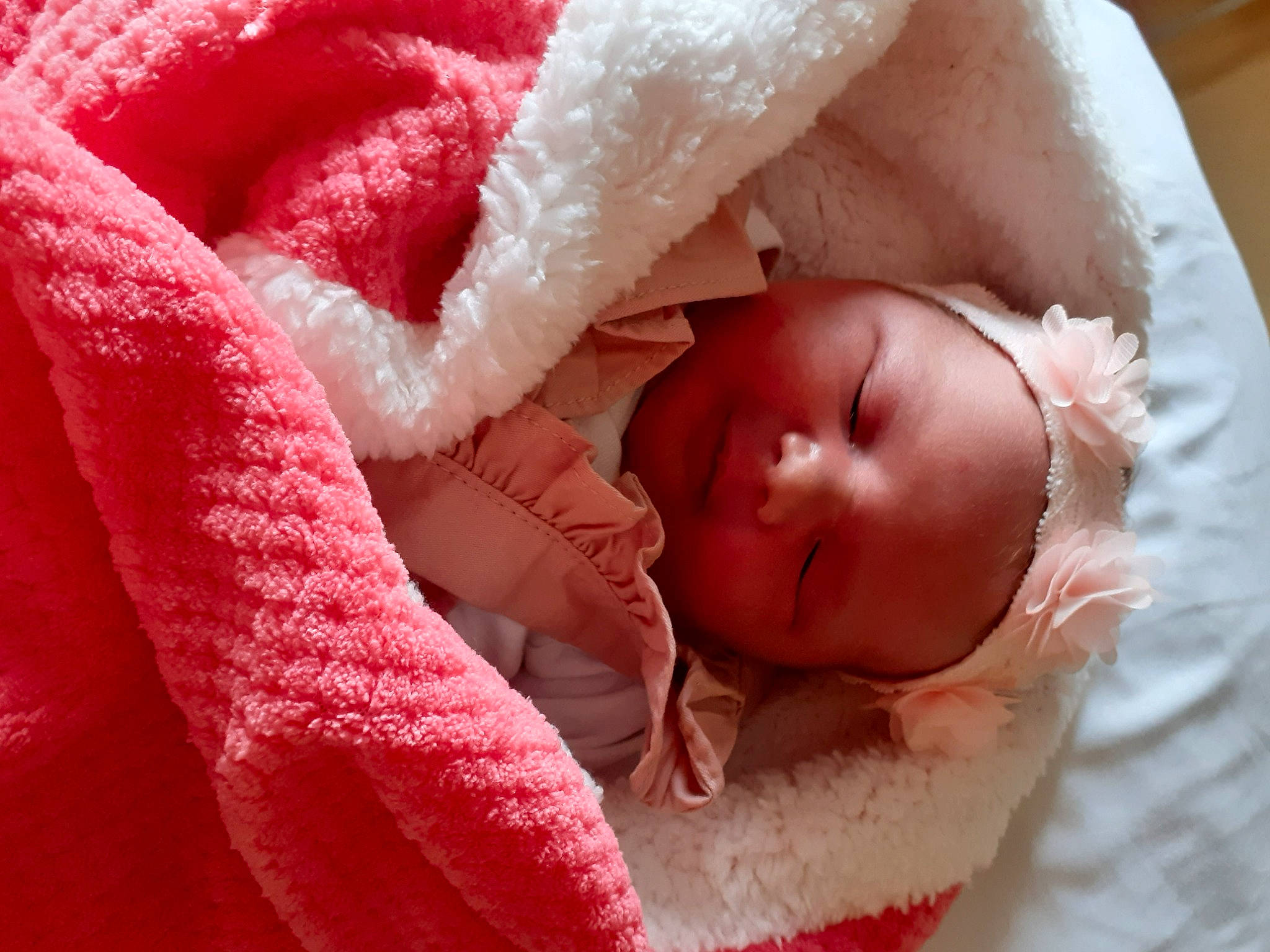 Constance participe au concours pour gagner de l'argent avec cette photo : baby, baby_sleeping, cheek, chin, comfort, eye, eyebrow, face, hand, head, human_body, iris, lip, mouth, nose, person, pink, product, skin, textile