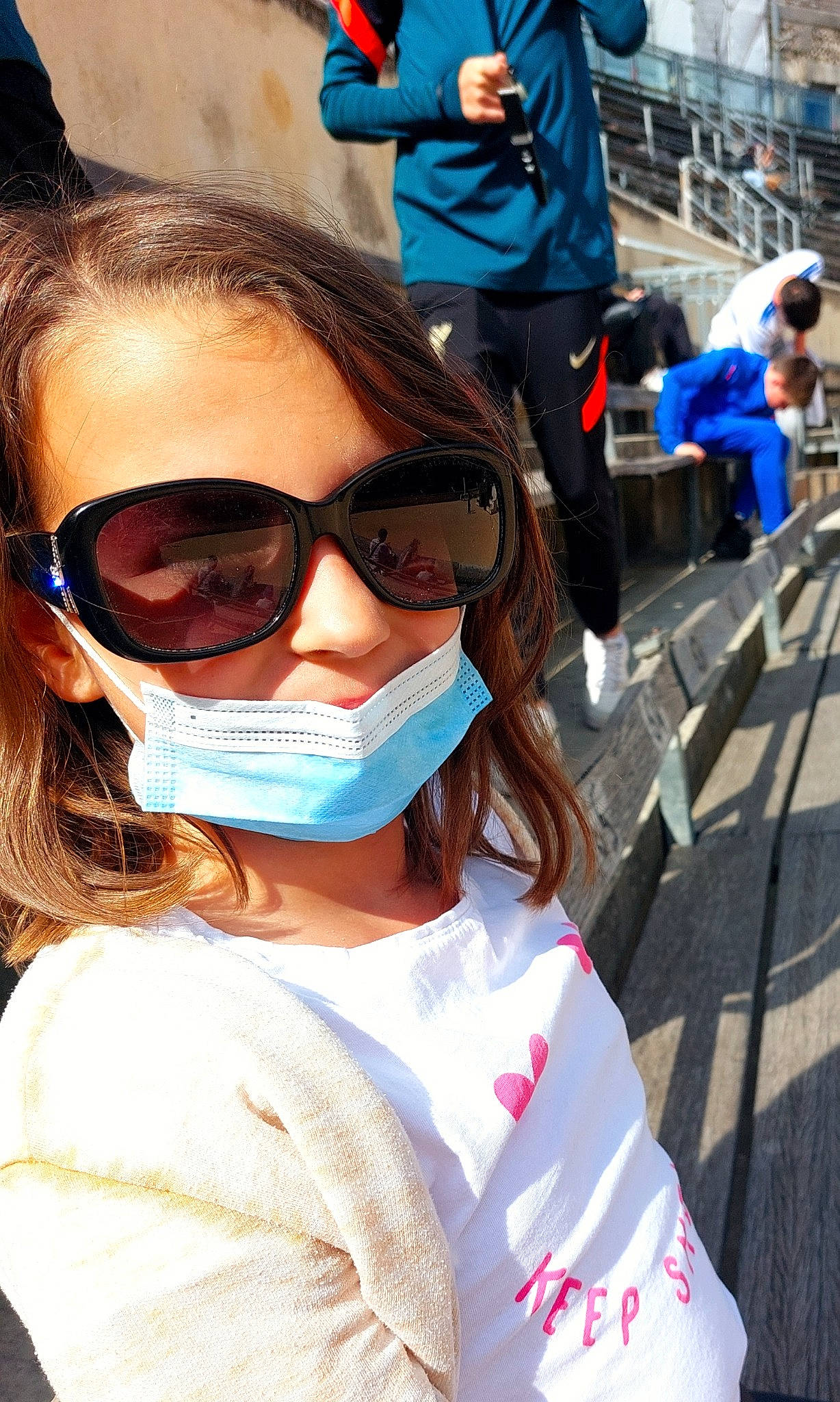 Louane a rejoint le concours — aidez-le/la à gagner de superbes lots ! chin, cool, electric_blue, event, eyewear, fashion_accessory, fun, glasses, goggles, happy, leisure, lip, mouth, person, personal_protective_equipment, recreation, selfie, sunglasses, t_shirt, vacation