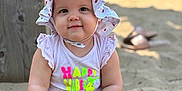 Charlotte participe au concours pour gagner de l'argent avec cette photo : baby, child, sand, hat, sunhat, cute, smiling, happy, outdoor, summer, play, sitting, clothing, skin, hand, foot, person, bright, daylight, nature