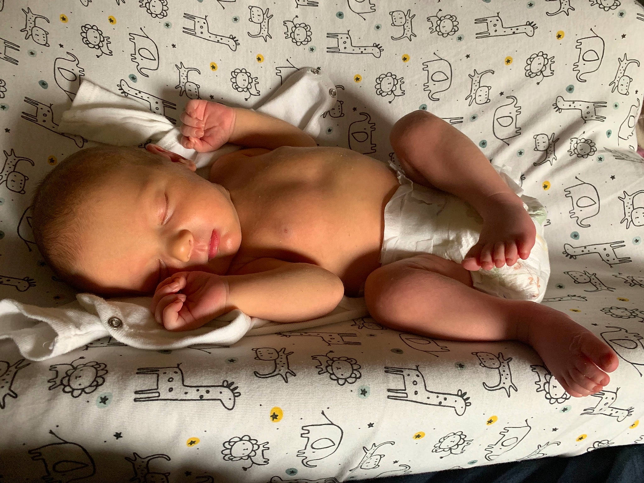 Jean participe au concours pour gagner de l'argent avec cette photo : abdomen, arm, baby, barechested, bed, bedding, brassiere, chest, child, comfort, finger, hand, human_leg, linens, mouth, muscle, person, stomach, thigh, toddler