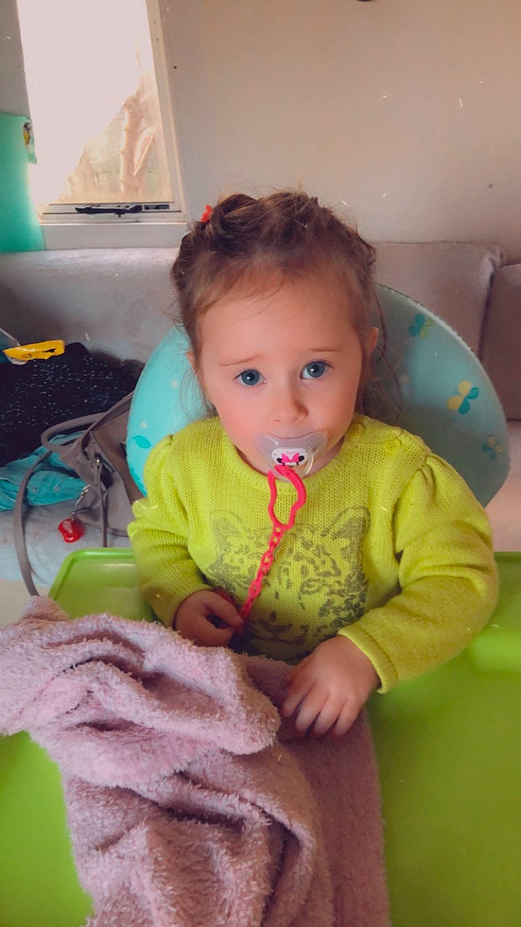 Ilana a rejoint le concours — aidez-le/la à gagner de superbes lots ! baby, baby_products, baby_toddler_clothing, blond, cheek, child, comfort, eye, finger, fun, happy, iris, mouth, nose, person, pink, play, room, sitting, skin