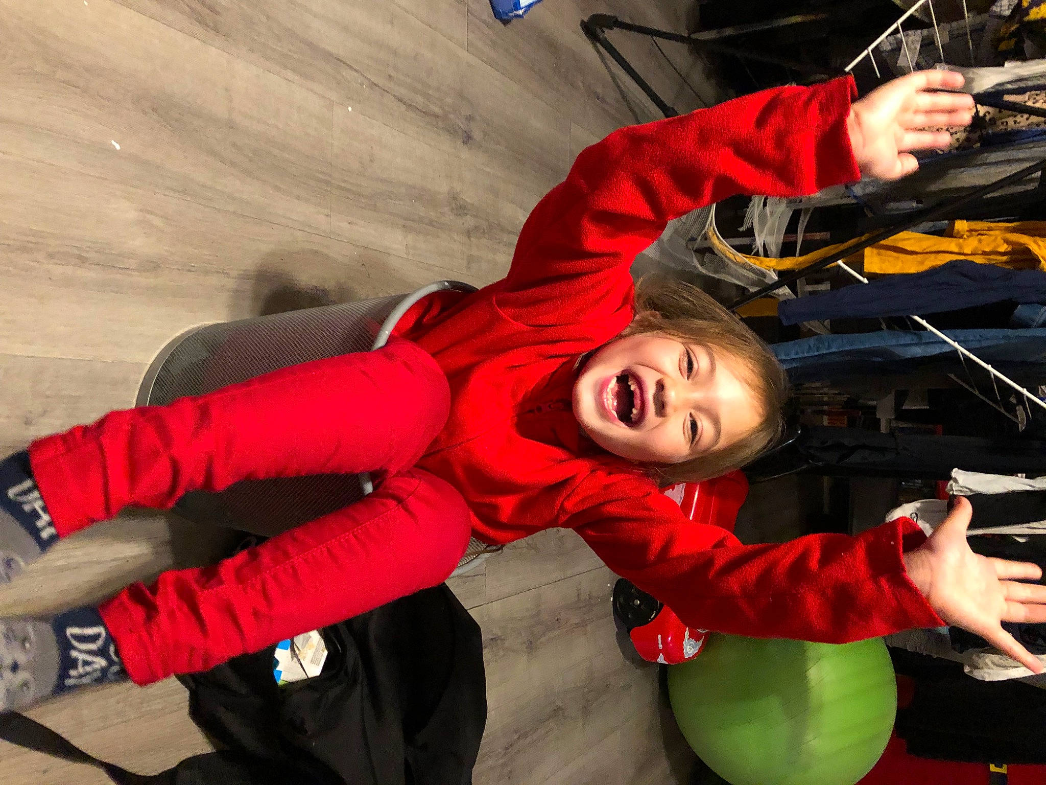 Leelou a rejoint le concours — aidez-le/la à gagner de superbes lots ! carmine, event, fictional_character, fun, glove, happy, human_leg, leisure, music, musical_instrument_accessory, musician, person, photo_shoot, recreation, smile, sportswear