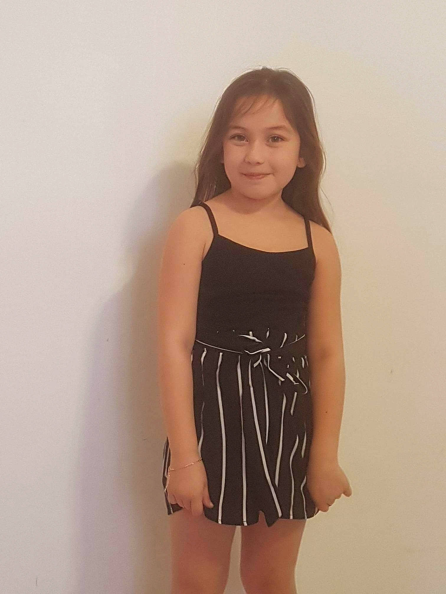 Leelou participe au concours pour gagner de l'argent avec cette photo : abdomen, black_hair, cocktail_dress, day_dress, elbow, fashion_design, fashion_model, flash_photography, gesture, human_leg, joy, knee, neck, one_piece_garment, pattern, person, shoulder, sleeve, thigh, top