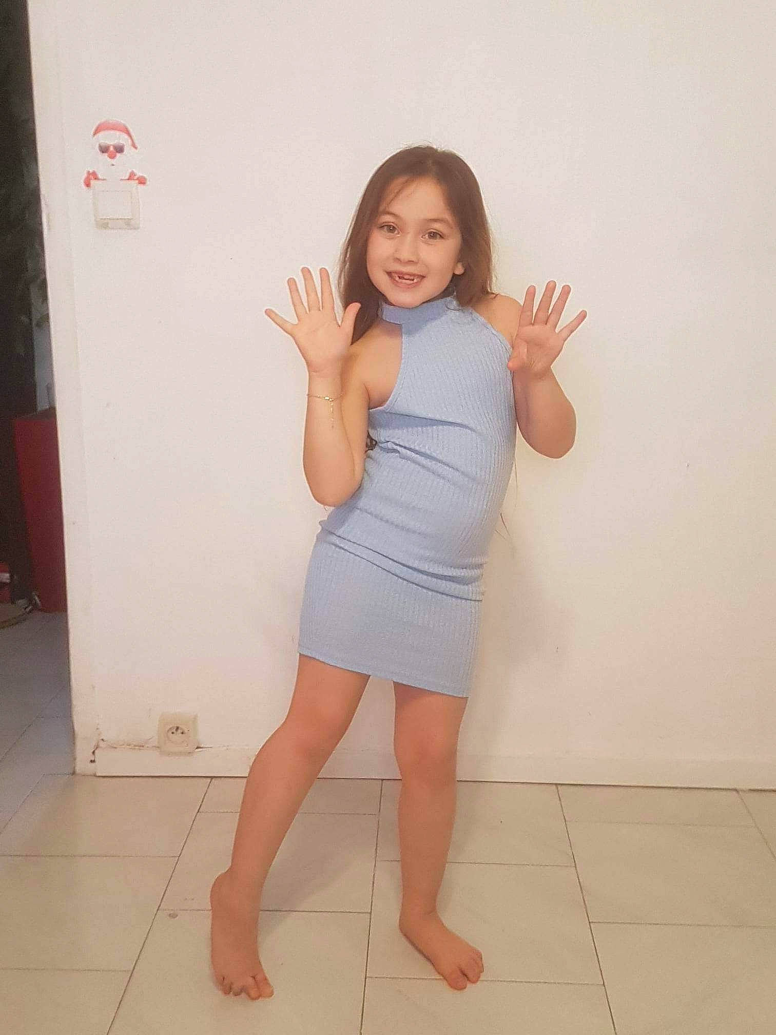 Leelou a rejoint le concours — aidez-le/la à gagner de superbes lots ! day_dress, elbow, floor, flooring, gesture, happy, human_body, human_leg, joint, joy, knee, leg, neck, one_piece_garment, person, shoulder, sleeve, smile, thigh, thumb