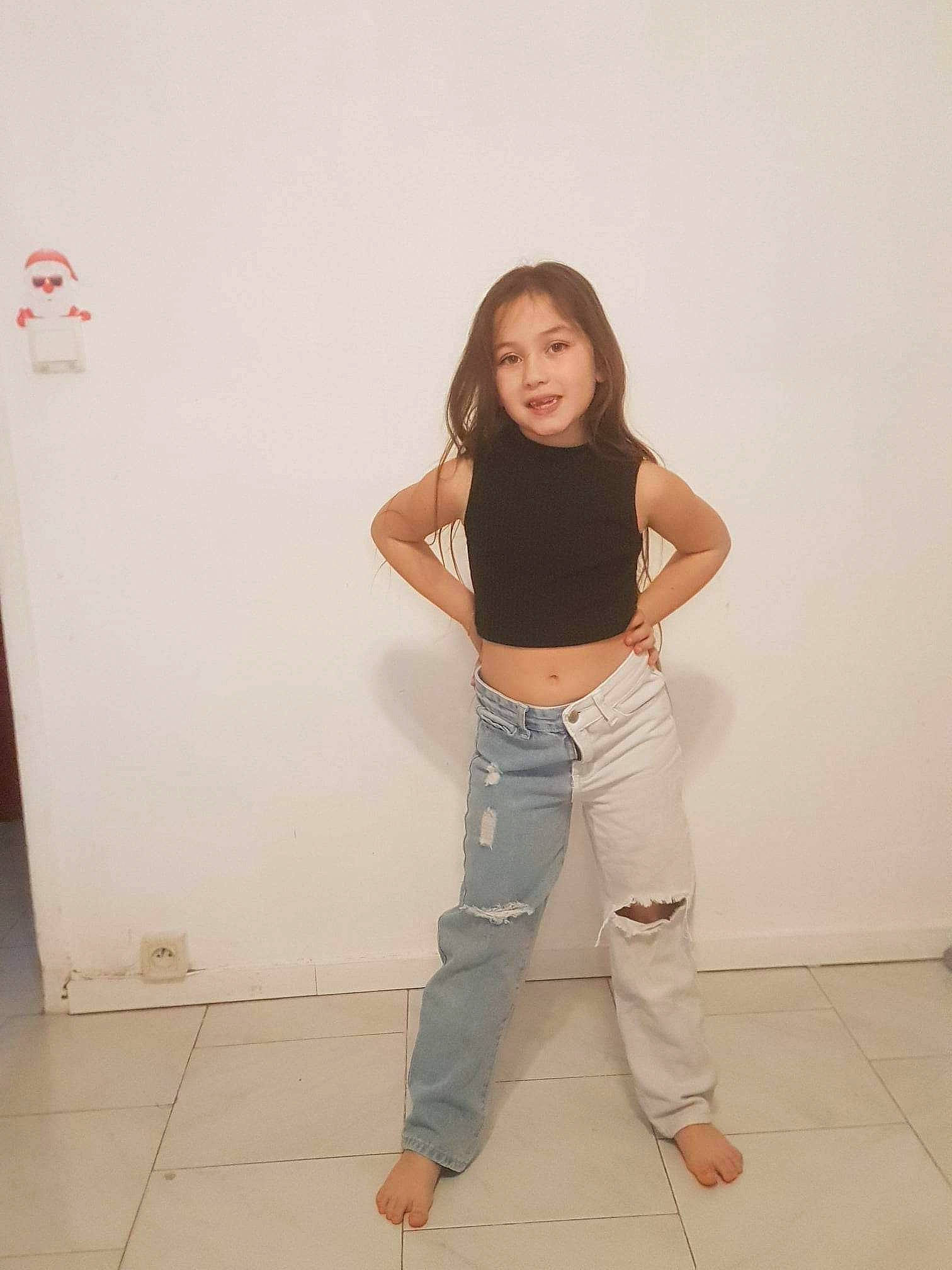 Leelou a rejoint le concours — aidez-le/la à gagner de superbes lots ! abdomen, fashion_design, flash_photography, floor, flooring, gesture, hair, hairstyle, happy, joint, joy, knee, neck, person, shoulder, sleeve, sportswear, t_shirt, thigh, trunk