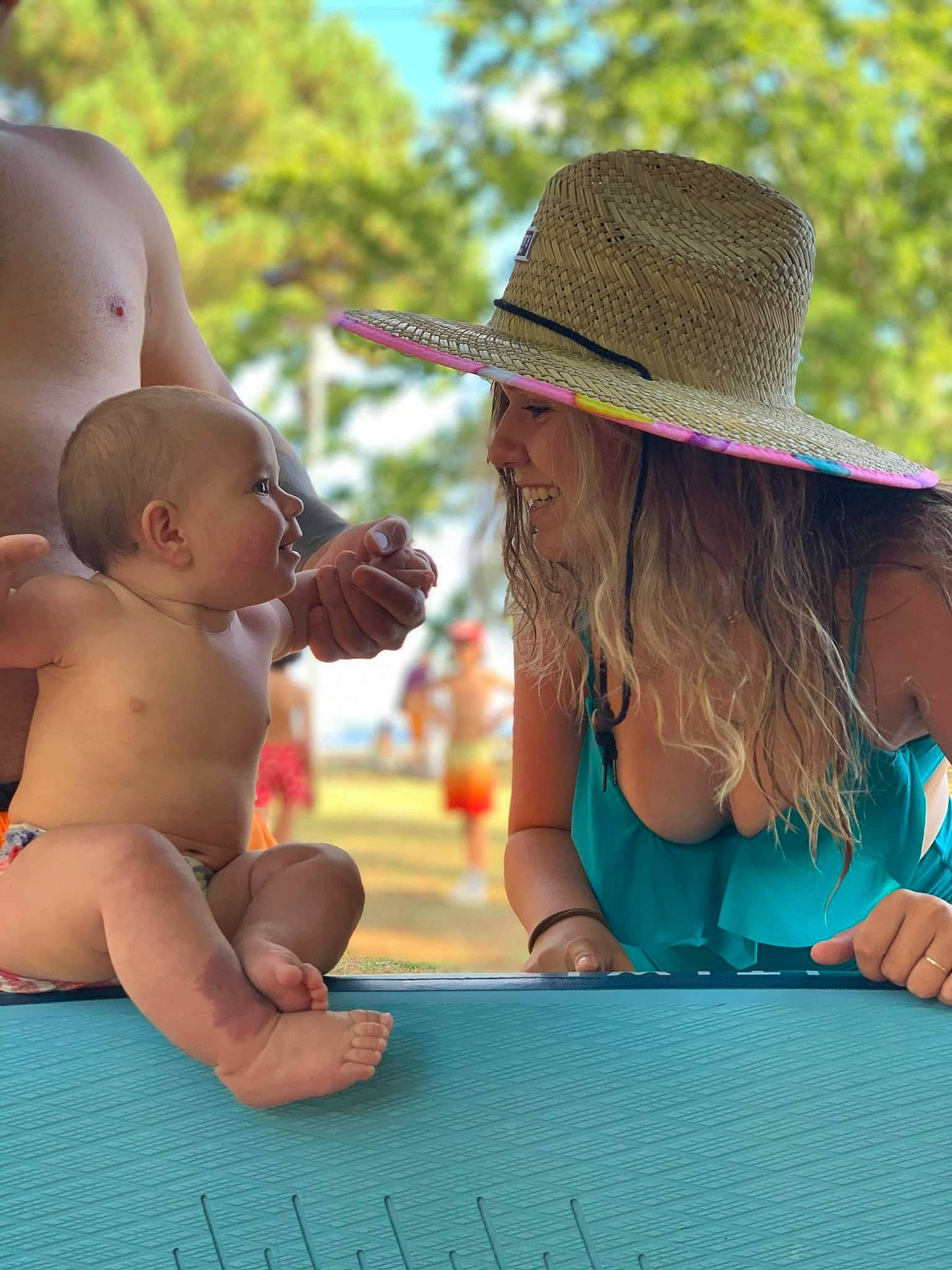 Maëlle a rejoint le concours — aidez-le/la à gagner de superbes lots ! baby, blond, event, fedora, foot, fun, grass, green, happy, hat, leisure, people_in_nature, person, recreation, sitting, summer, sun_hat, sunlight, toddler, tree