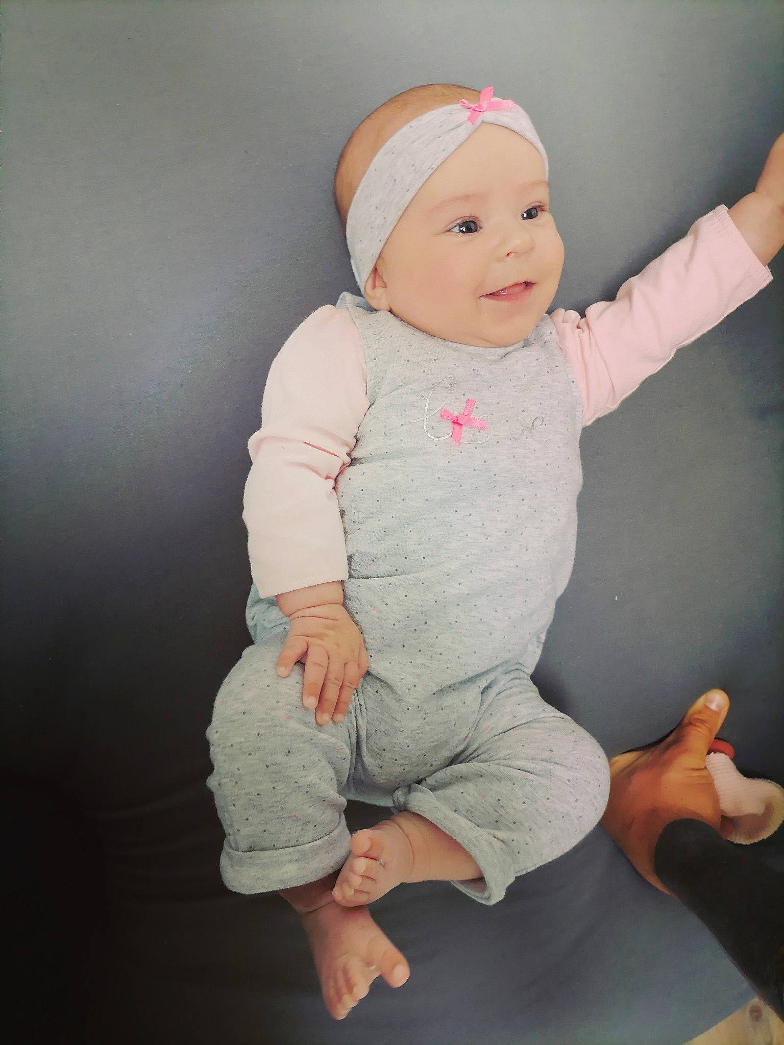 Maëlle participe au concours pour gagner de l'argent avec cette photo : baby, baby_toddler_clothing, cap, cheek, comfort, eye, finger, flash_photography, gesture, happy, headwear, human_body, knee, leg, person, pink, skin, sleeve, smile, standing
