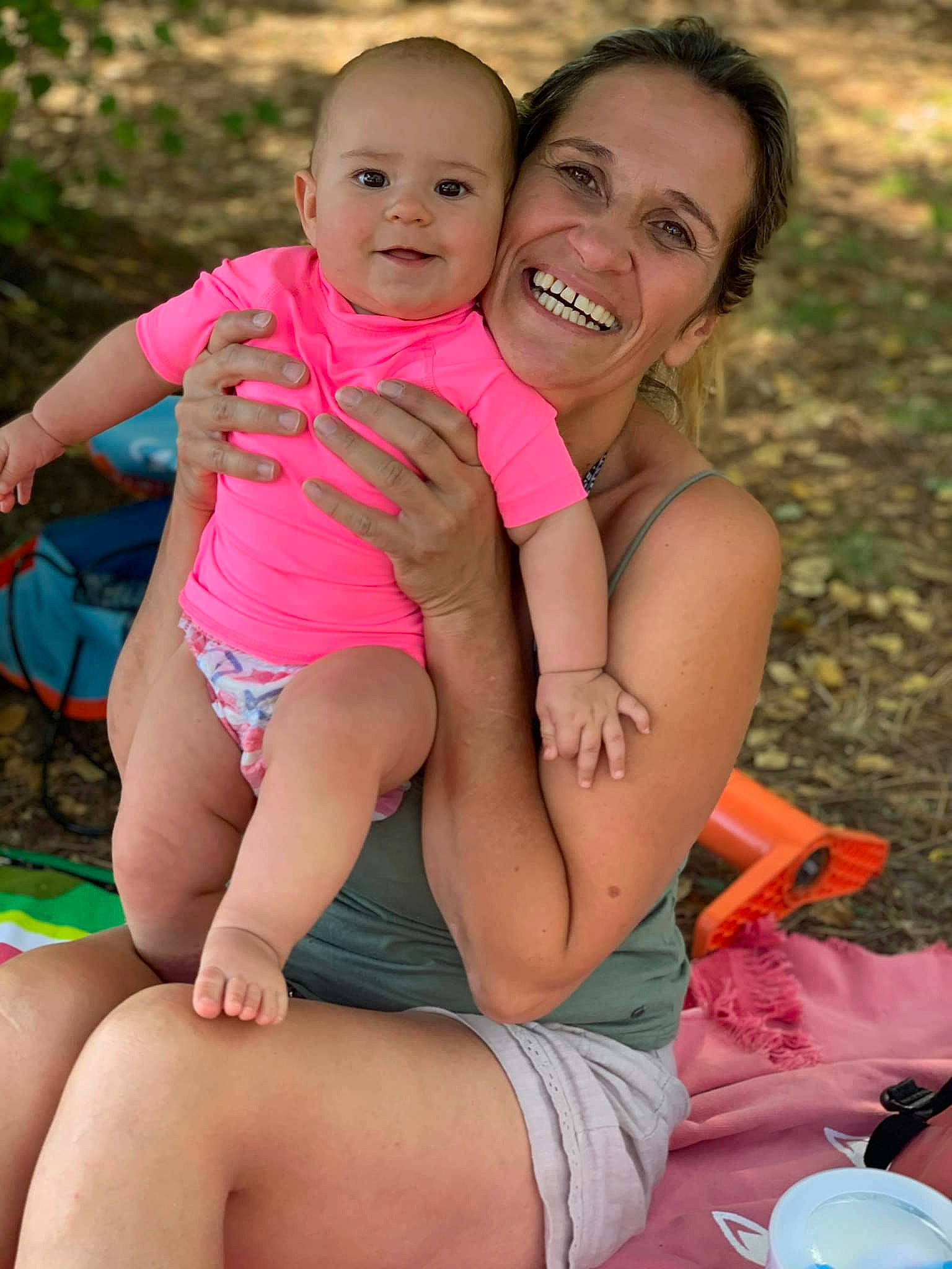 Maëlle participe au concours pour gagner de l'argent avec cette photo : arm, face, facial_expression, fun, gesture, grass, happy, head, joy, mouth, muscle, people_in_nature, person, photograph, pink, shorts, skin, smile, tableware, thigh