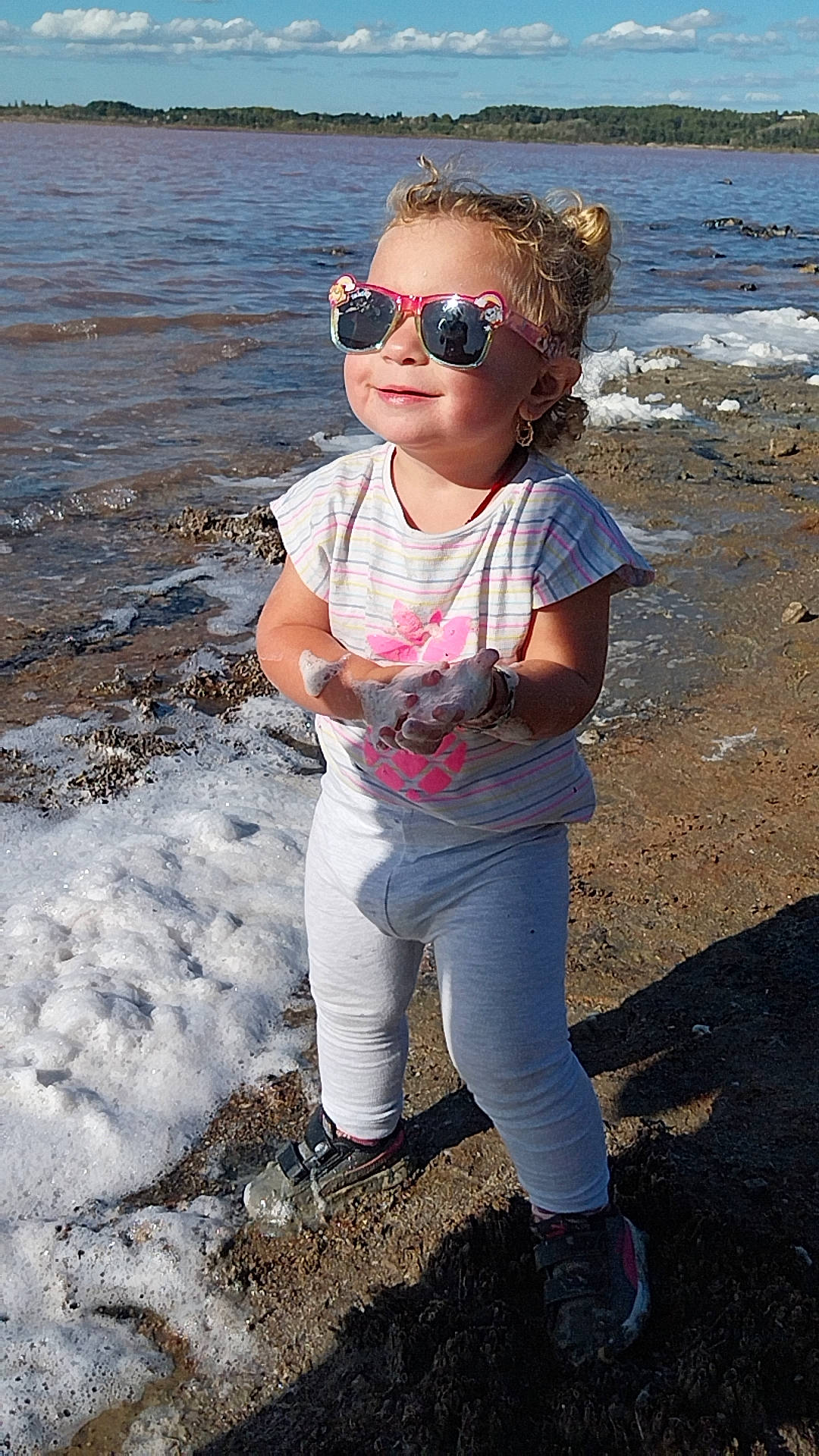 Kaïssy a rejoint le concours — aidez-le/la à gagner de superbes lots ! beach, beauty, blond, child, electric_blue, eyewear, face, fun, goggles, happy, leisure, people_in_nature, person, photograph, smile, standing, summer, sunglasses, toddler, vision_care