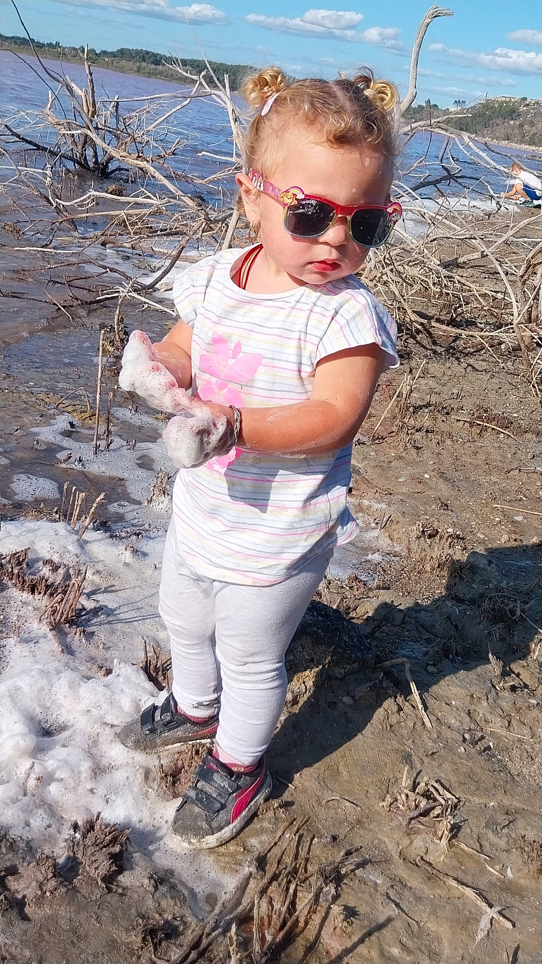 Kaïssy a rejoint le concours — aidez-le/la à gagner de superbes lots ! beach, child, eyewear, fun, goggles, grass, head, landscape, leisure, mud, people_in_nature, person, personal_protective_equipment, sand, soil, spring, sunglasses, toddler, tree, vacation