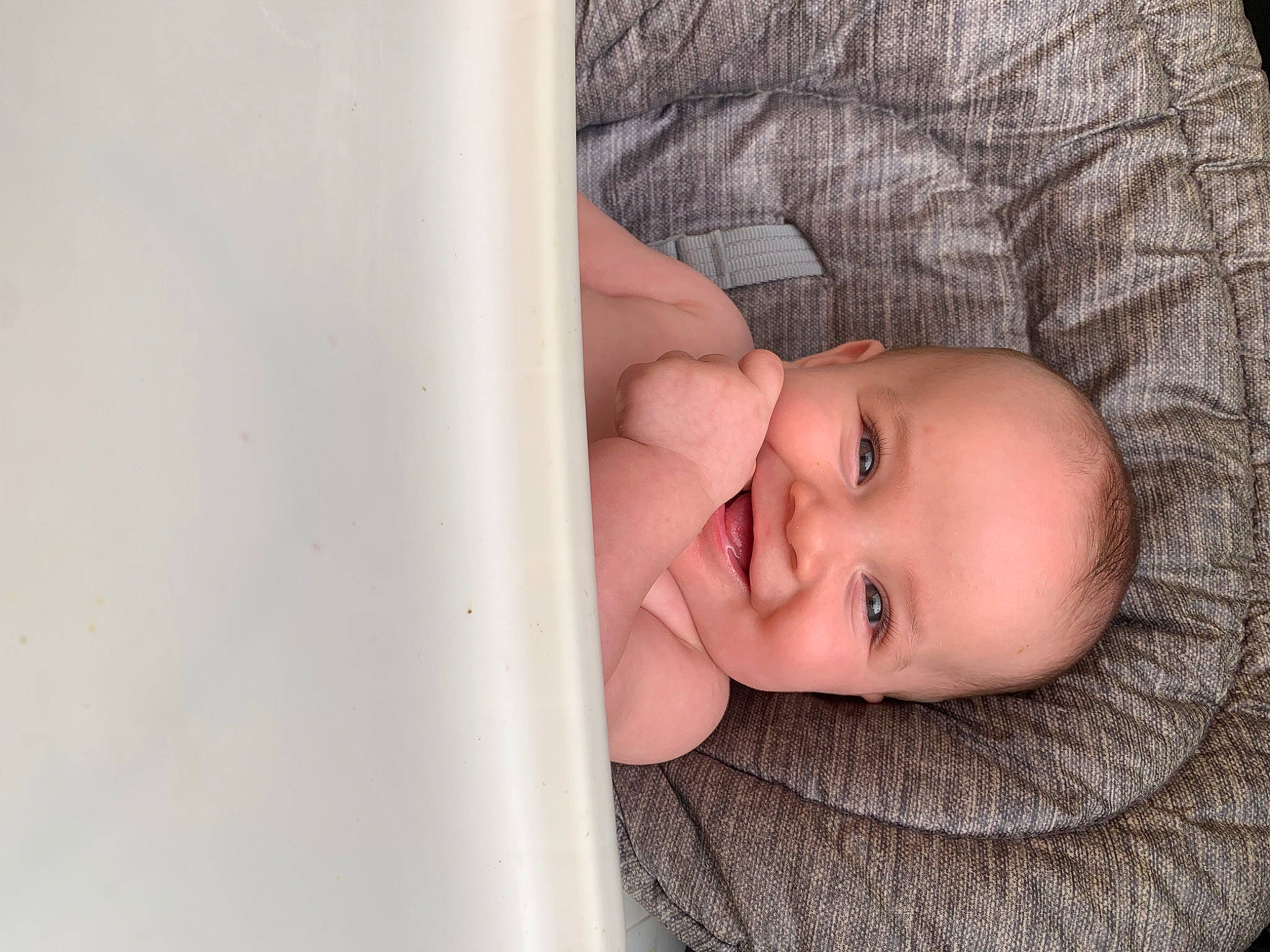 Kambeyle a rejoint le concours — aidez-le/la à gagner de superbes lots ! baby, baby_laughing, baby_products, baby_toddler_clothing, cheek, child, chin, comfort, eye, eyebrow, eyelash, happy, iris, joy, lip, nose, pattern, person, skin, smile