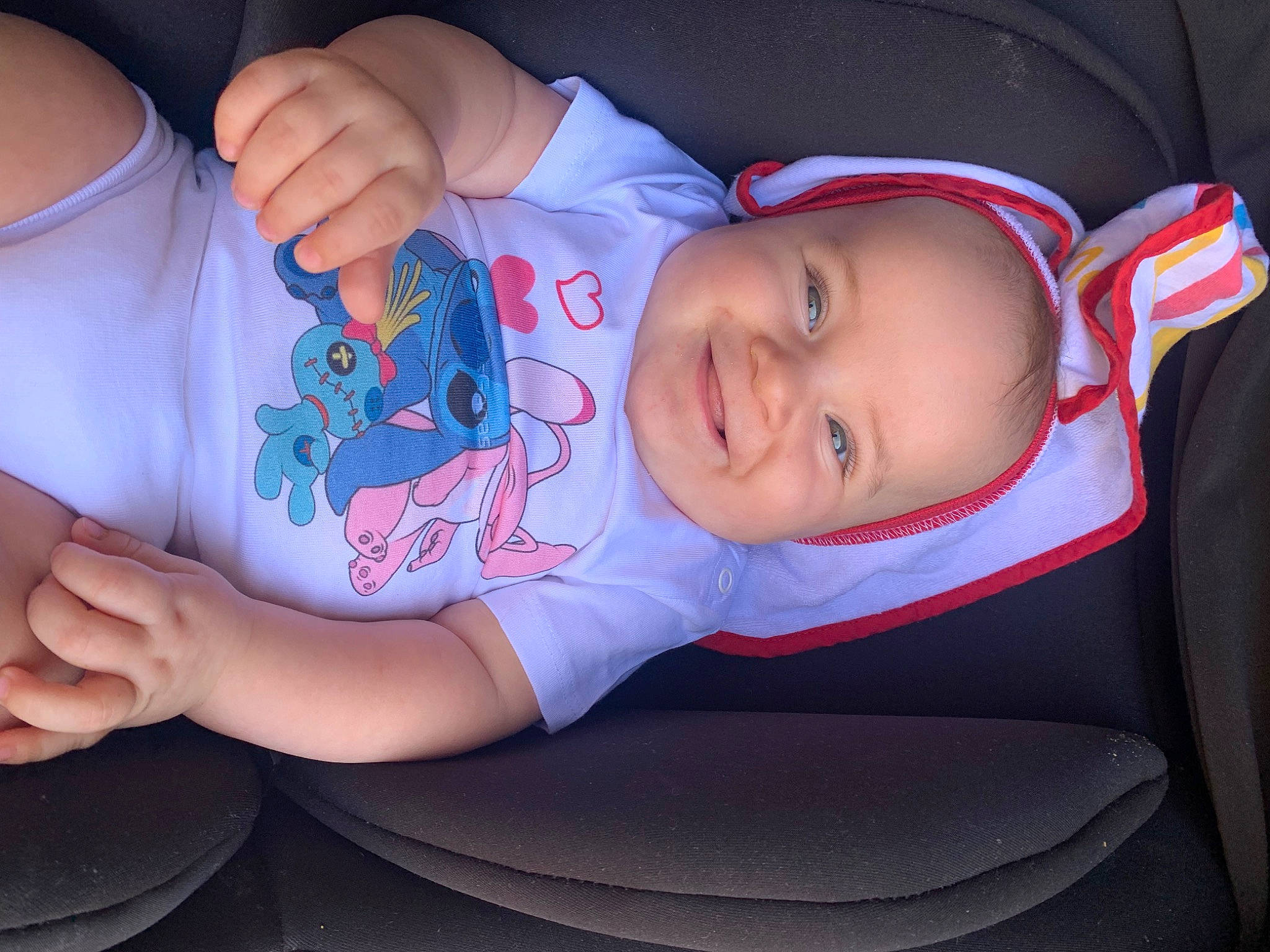 Kambeyle a rejoint le concours — aidez-le/la à gagner de superbes lots ! arm, baby, baby_products, baby_toddler_clothing, cheek, child, drinkware, electric_blue, finger, food, hand, human_body, joy, mouth, person, product, sitting, skin, sleeve, smile