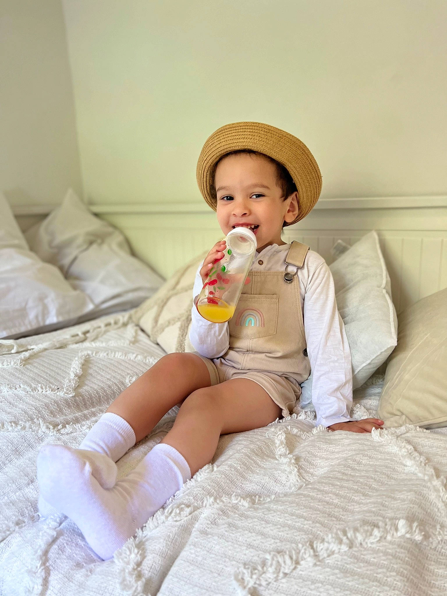 Naël participe au concours pour gagner de l'argent avec cette photo : baby_toddler_clothing, blond, cap, child, comfort, couch, dress, fashion_design, finger, flooring, hat, human_leg, knee, leg, person, shoe, skin, sleeve, textile, thigh