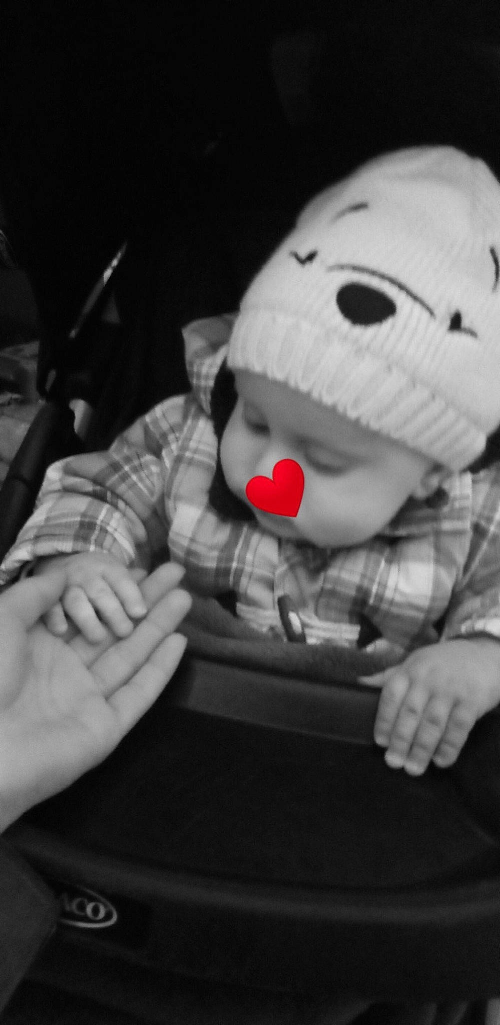 Lucas a rejoint le concours — aidez-le/la à gagner de superbes lots ! cap, carmine, child, comfort, finger, gesture, hand, happy, headgear, lip, microphone, monochrome, monochrome_photography, mouth, nose, pattern, person, sleeve, stuffed_toy, thumb