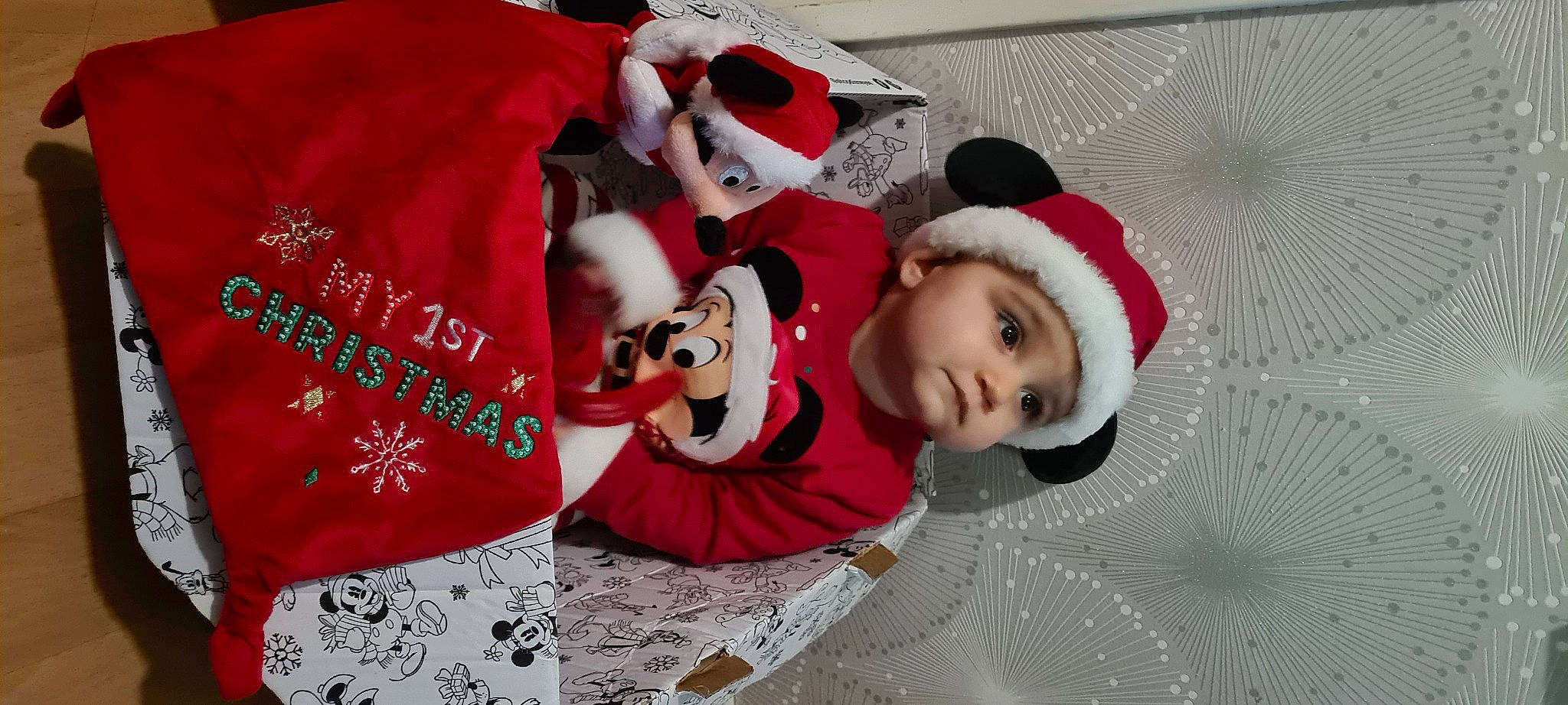 Logan a rejoint le concours — aidez-le/la à gagner de superbes lots ! baby, bonnet, carmine, christmas, christmas_eve, costume, costume_accessory, costume_hat, fictional_character, fur, fur_clothing, headwear, holiday, love, mascot, person, pleased, plush, red, textile