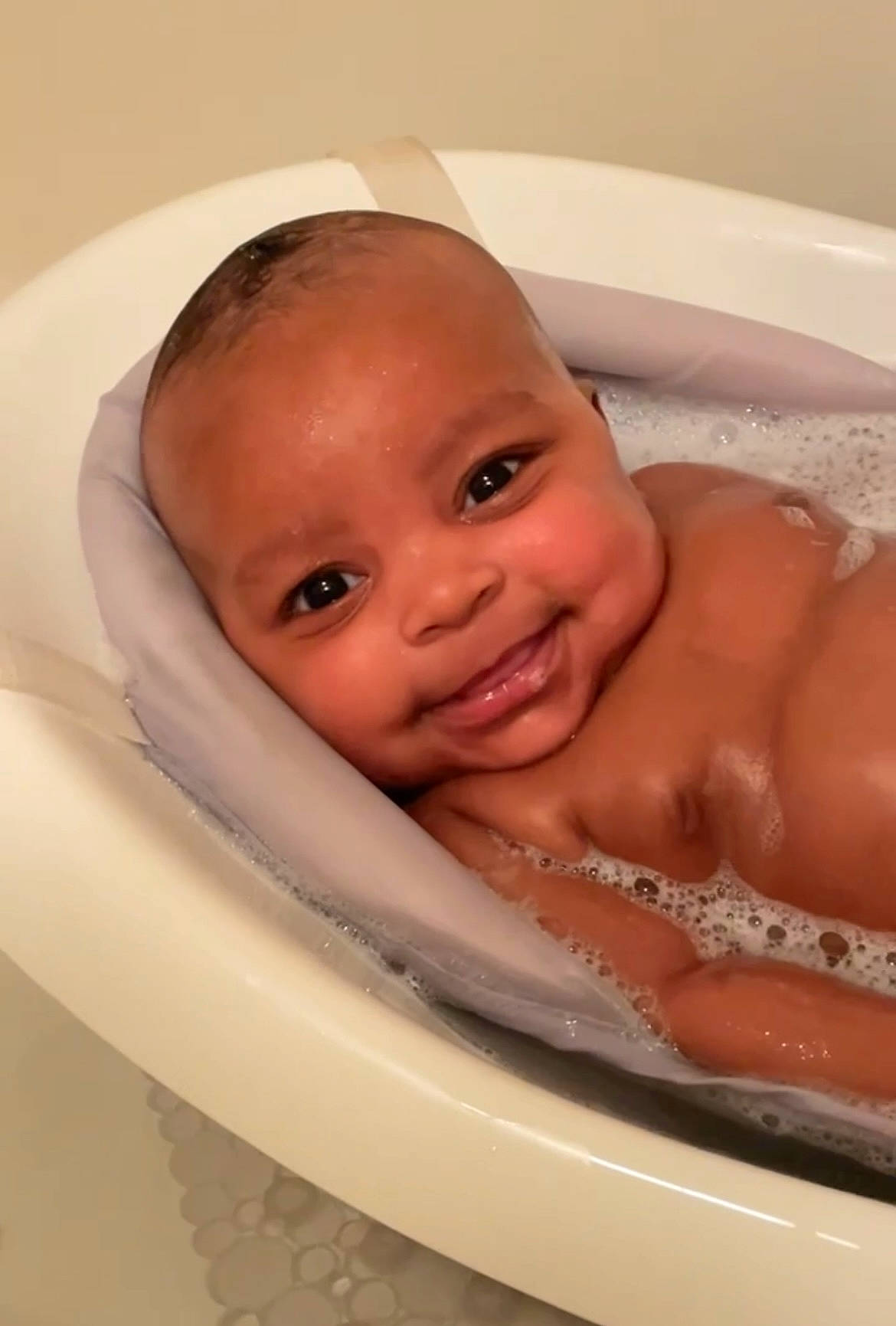 Davina is registered to the contest to win money with this photo: baby, baby_bathing, bathing, bathroom, bathtub, cheek, chest, chin, eyebrow, facial_expression, fluid, happy, iris, joy, lip, nose, person, plumbing_fixture, skin, smile