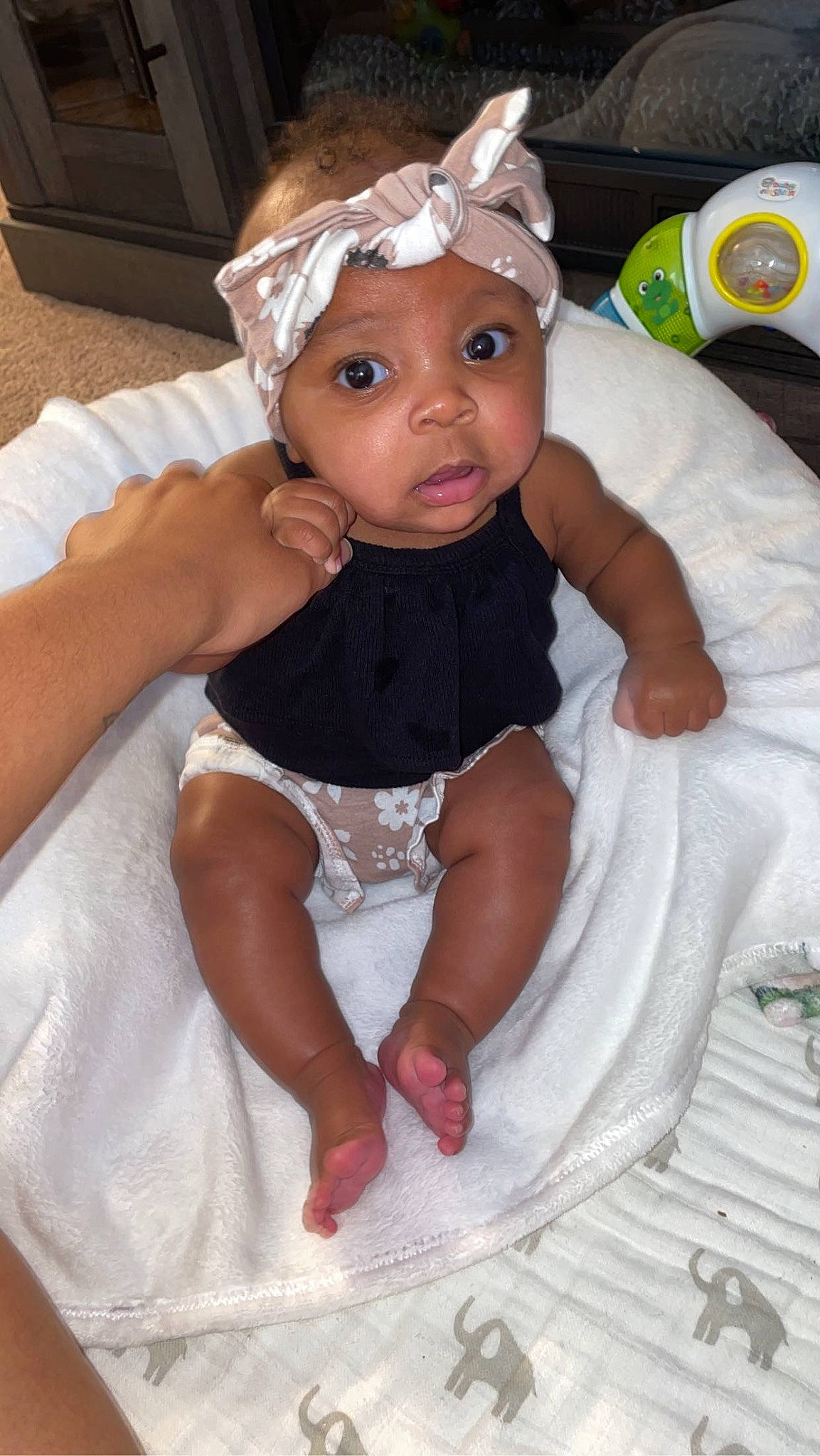 Davina is registered to the contest to win money with this photo: baby, baby_toddler_clothing, ball, child, costume, embellishment, event, fashion_accessory, fun, hair_accessory, happy, headband, headpiece, headwear, jewellery, person, personal_protective_equipment, petal, pink, sitting