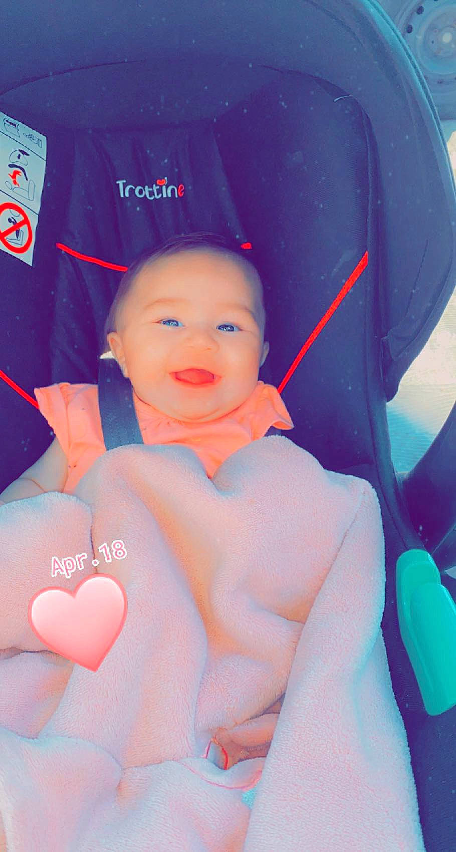 Paloma a rejoint le concours — aidez-le/la à gagner de superbes lots ! azure, baby, cool, electric_blue, eye, face, facial_expression, flash_photography, fun, happy, human_body, magenta, mouth, person, pink, product, skin, smile, standing, thumb