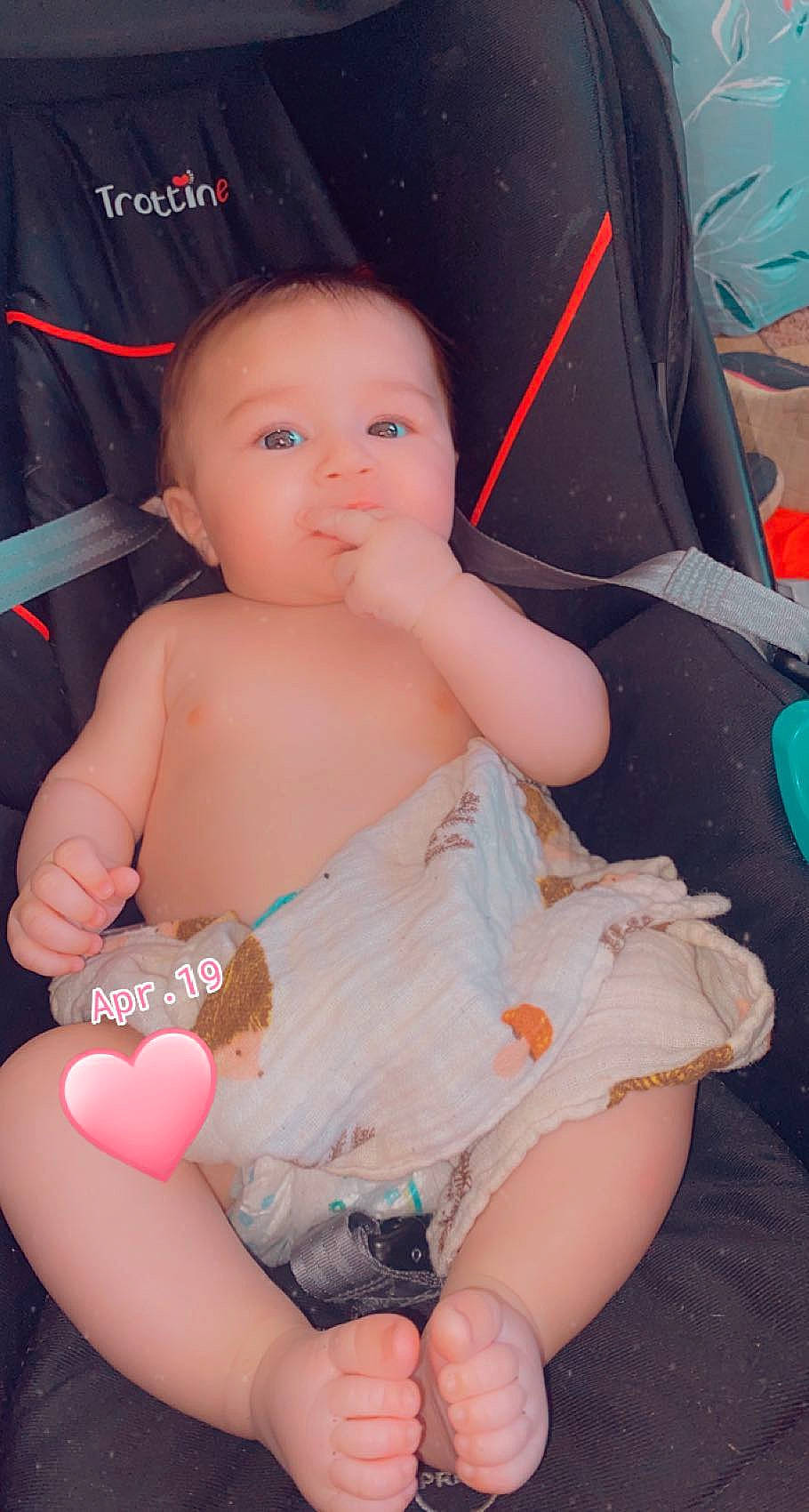 Paloma a rejoint le concours — aidez-le/la à gagner de superbes lots ! baby, baby_toddler_clothing, cheek, facial_expression, finger, fun, gesture, hairstyle, hand, happy, human_body, joint, leg, mouth, muscle, person, pink, skin, smile, thigh