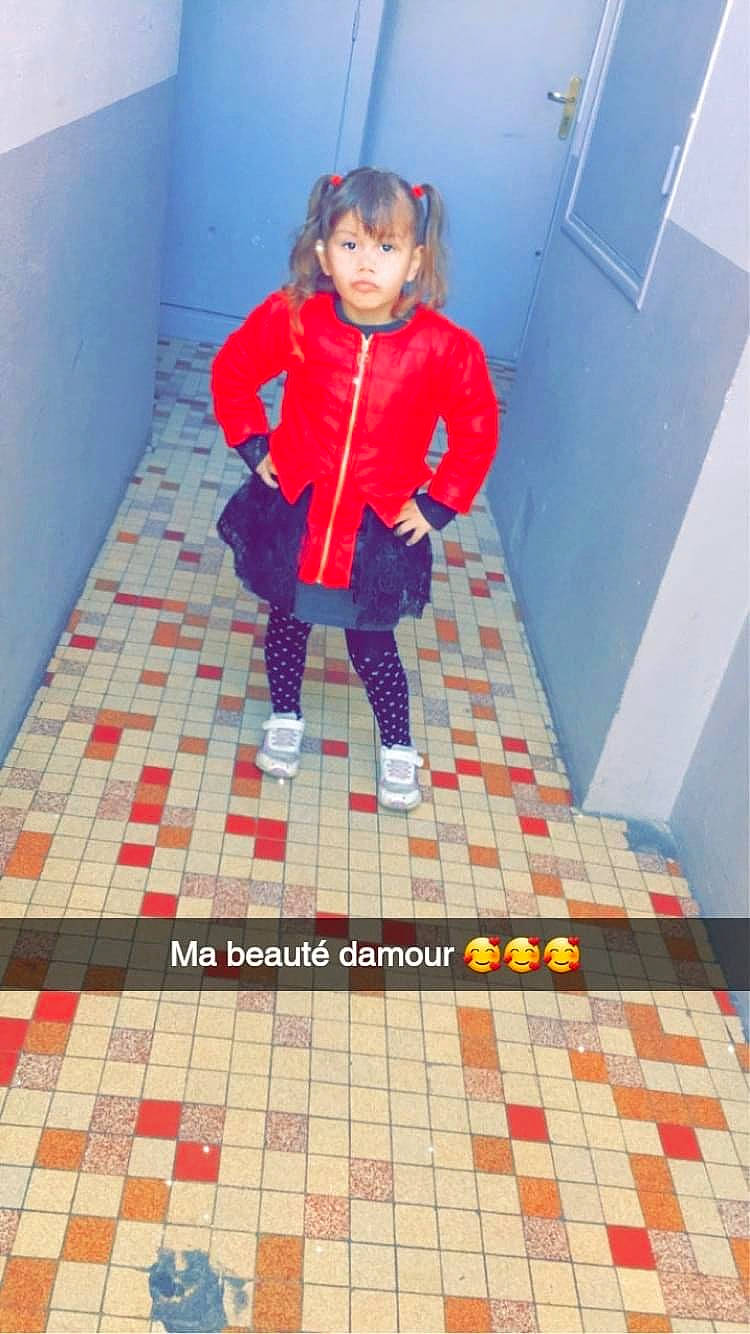 Melyna a rejoint le concours — aidez-le/la à gagner de superbes lots ! blue, design, electric_blue, fashion_design, floor, flooring, human_leg, line, pattern, person, purple, recreation, red, snapshot, standing, symmetry, thigh, toddler, white, wood