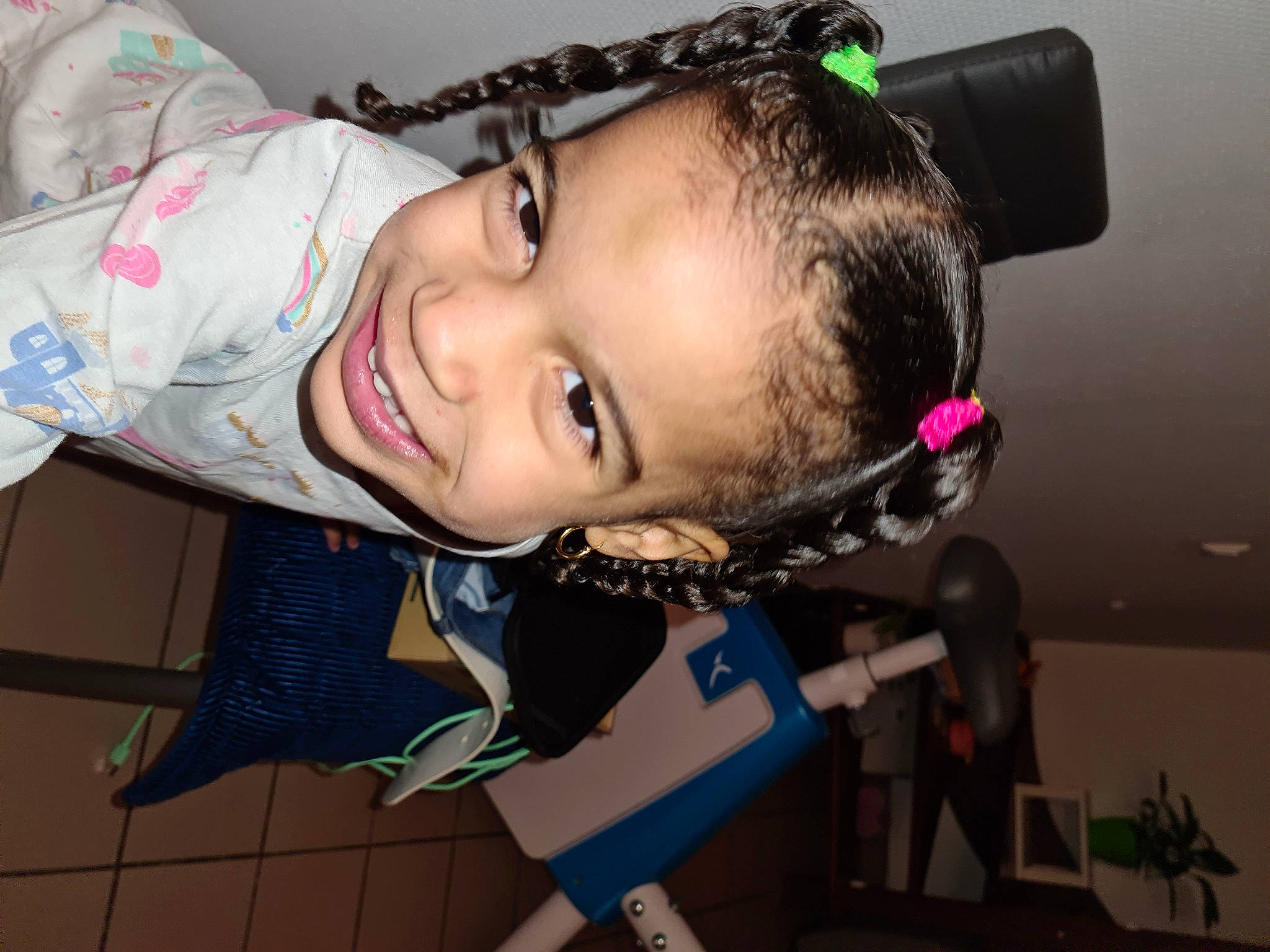 Naelle a rejoint le concours — aidez-le/la à gagner de superbes lots ! audio_equipment, black_hair, cheek, child, cool, eyelash, flash_photography, fun, happy, headphones, hearing, jewellery, joy, lip, magenta, mouth, nose, person, room, skin