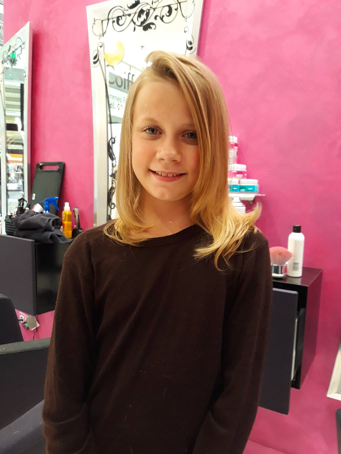 Lilly a rejoint le concours — aidez-le/la à gagner de superbes lots ! beauty, blond, brown_hair, flooring, fun, girl, hair, hair_coloring, hairstyle, human_hair_color, joy, long_hair, person, professional, shoulder, smile, socialite