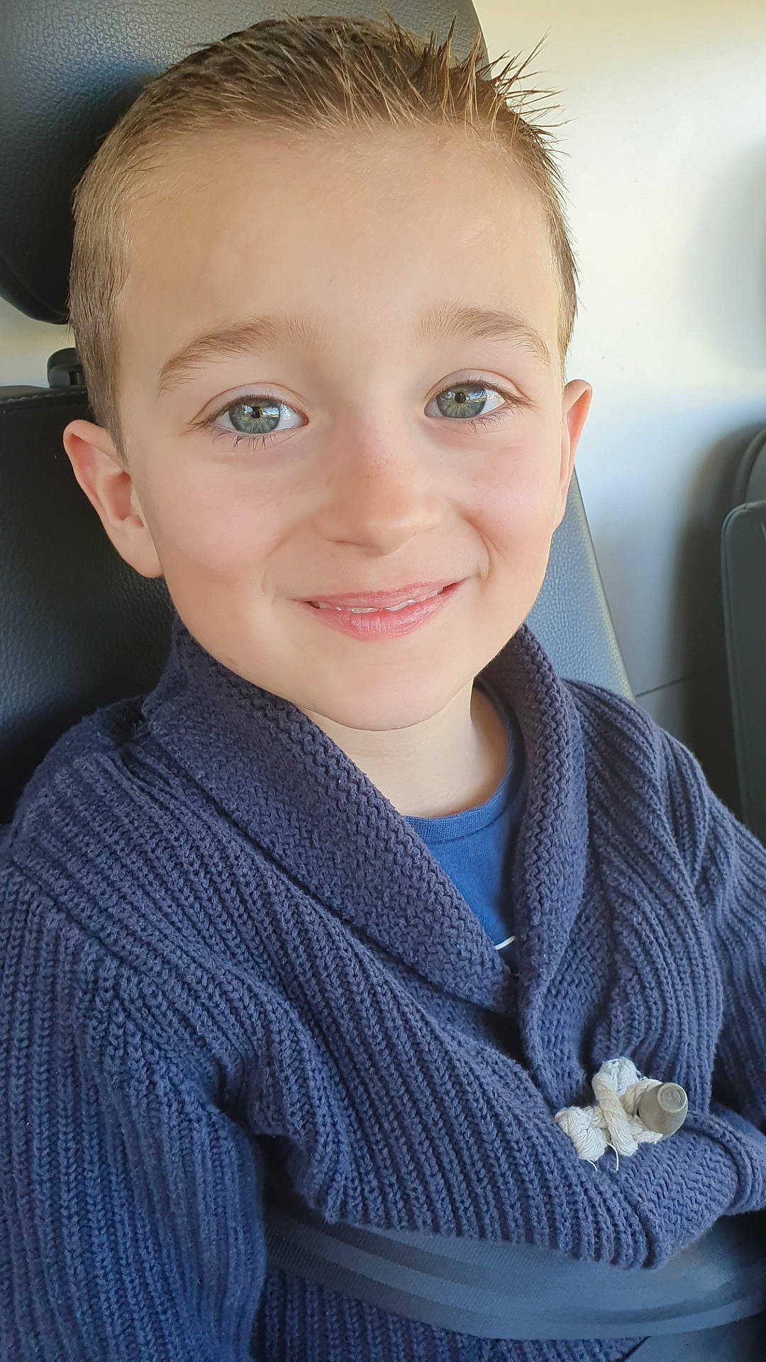 Julien participe au concours pour gagner de l'argent avec cette photo : cheek, child, chin, cool, electric_blue, eye, flash_photography, forehead, happy, head, iris, jaw, joy, lip, neck, nose, outerwear, person, skin, sleeve