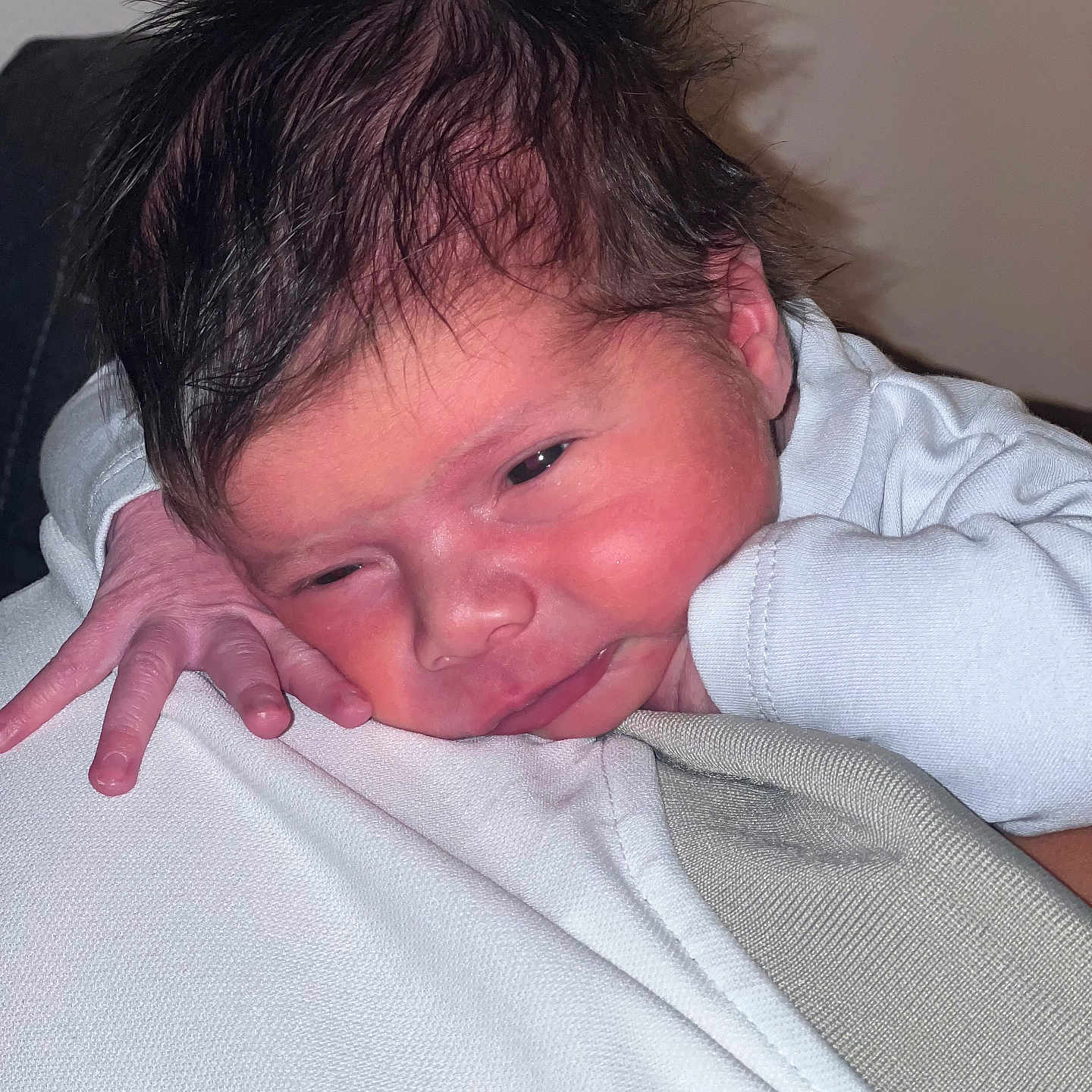 Youcef a rejoint le concours — aidez-le/la à gagner de superbes lots ! baby, bodypart, crying, face, finger, hand, happy, head, neck, newborn, person, photography, portrait, sad, sleeping, smile