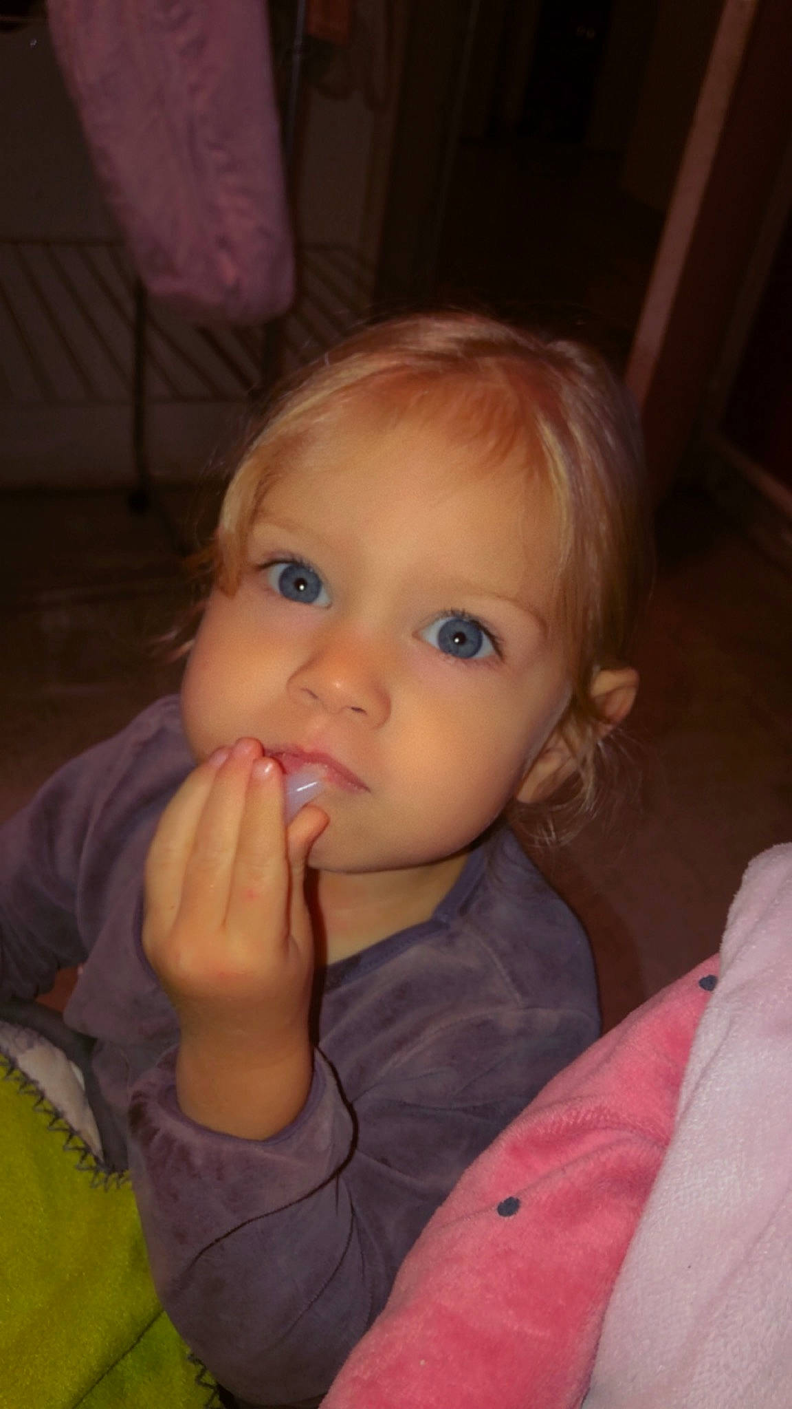 Feryah a rejoint le concours — aidez-le/la à gagner de superbes lots ! arm, baby, biting, cheek, ear, eyebrow, eyelash, finger, forehead, fun, gesture, hand, iris, lip, mouth, nose, person, skin, smile, thumb